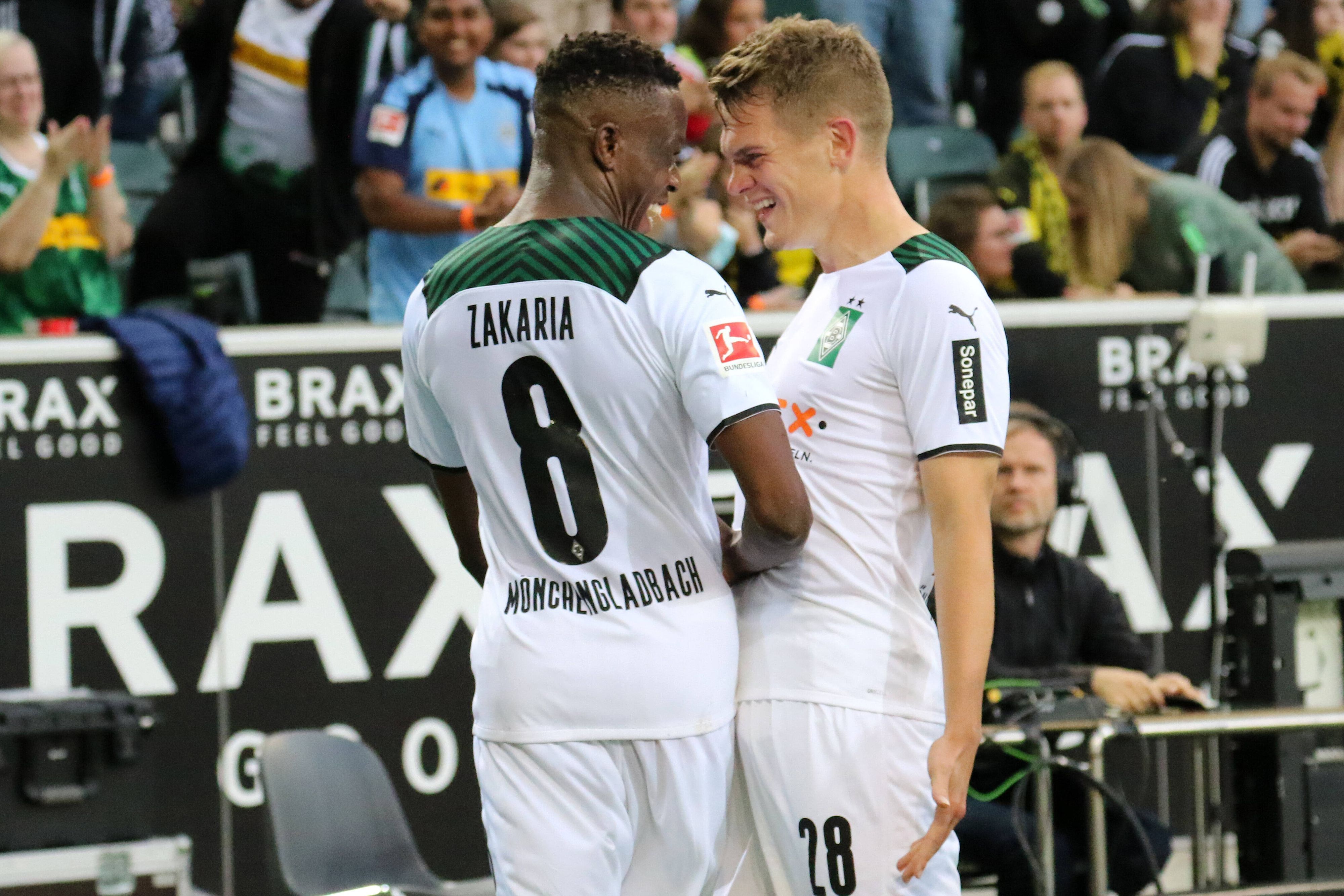 Denis Zakaria (l). und Matthias Ginter (r.) jubeln beim Spiel zwischen Borussia Mönchengladbach und dem BVB am 25. September 2021.
