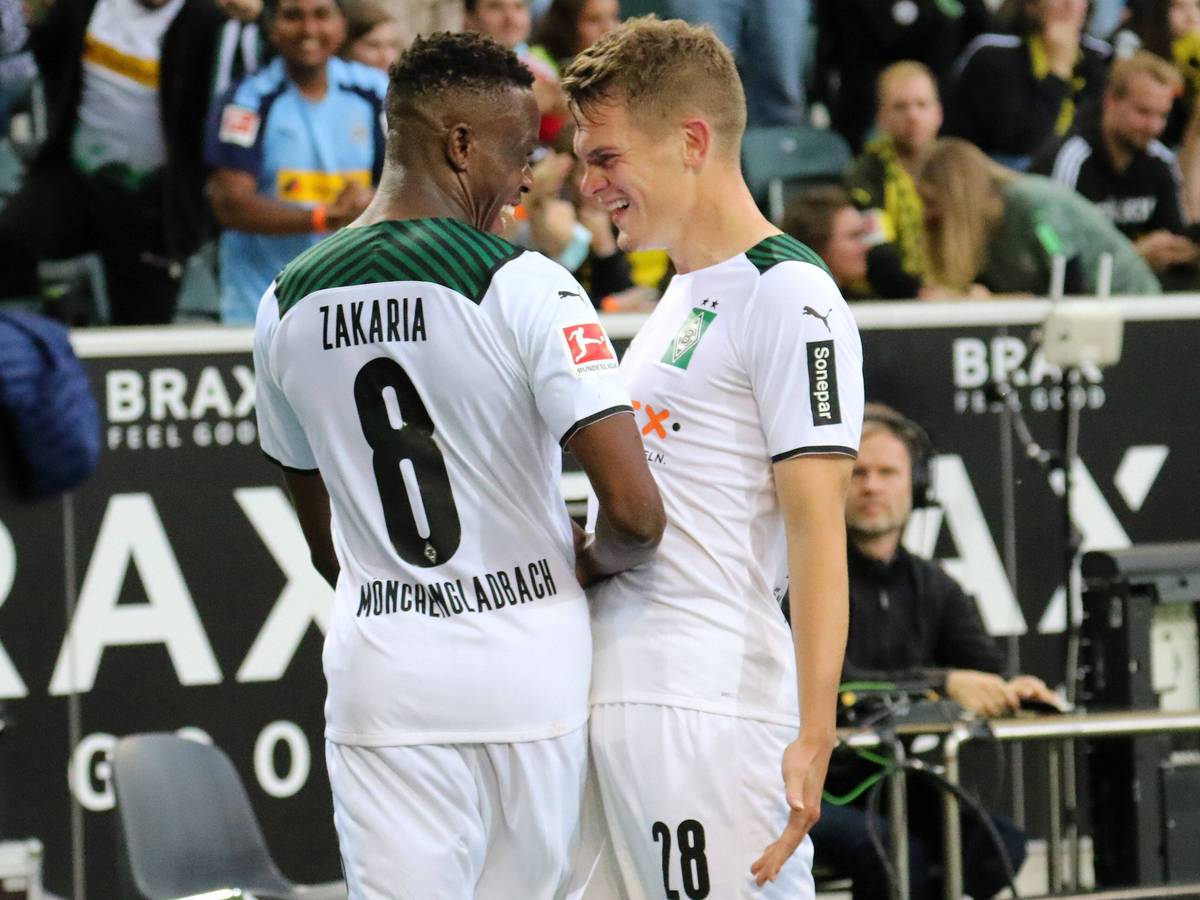 Denis Zakaria (l). und Matthias Ginter (r.) jubeln beim Spiel zwischen Borussia Mönchengladbach und dem BVB am 25. September 2021.