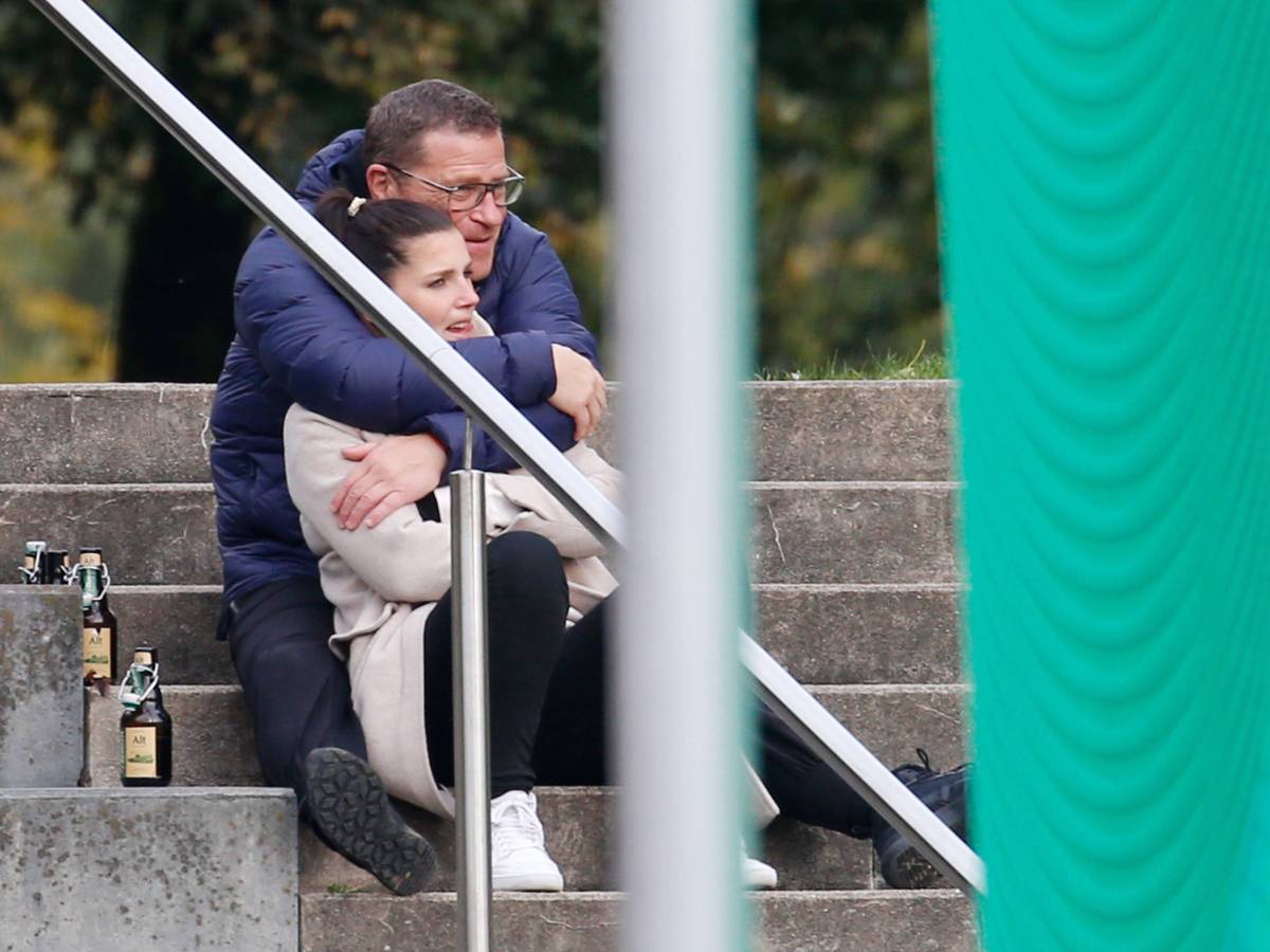 Max Eberl, Manager von Borussia Mönchengladbach, schaut sich in Viersen gemeinsam mit der ehemaligen Assistenz-Teammanegerin Sedrina Schaller am 17. Oktober 2021 das Landesliga-Spiel zwischen ASV Süchteln gegen SC Kapellen-Erft an. Eberl umarmt Schaller.