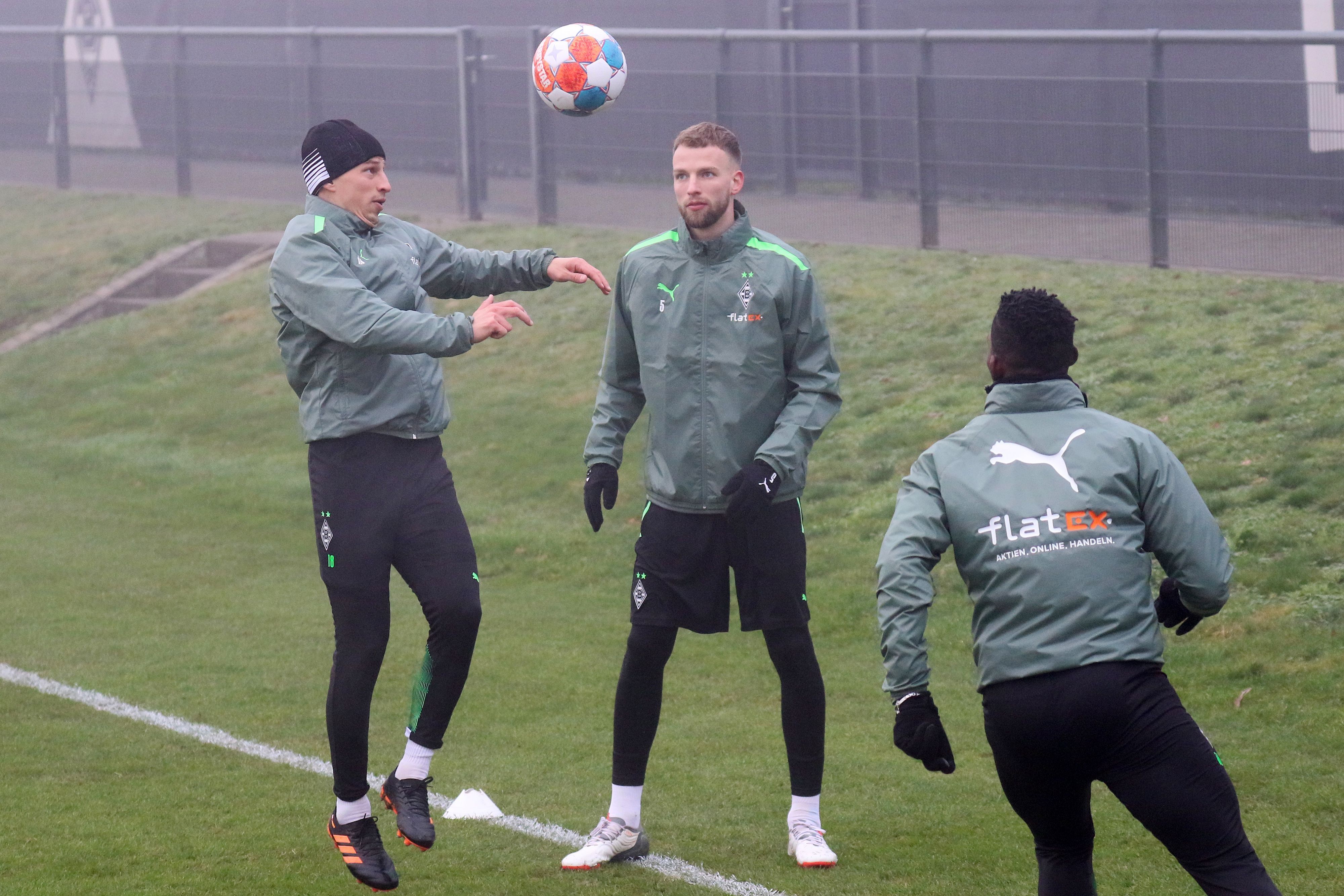 Gladbach-Einkauf Marvin Friedrich (M.) bei einer Trainingsübung mit Stefan Lainer (l.) und Breel Embolo (r.) am 13. Januar 2022 im Borussia-Park. Lainer köpft den Ball.