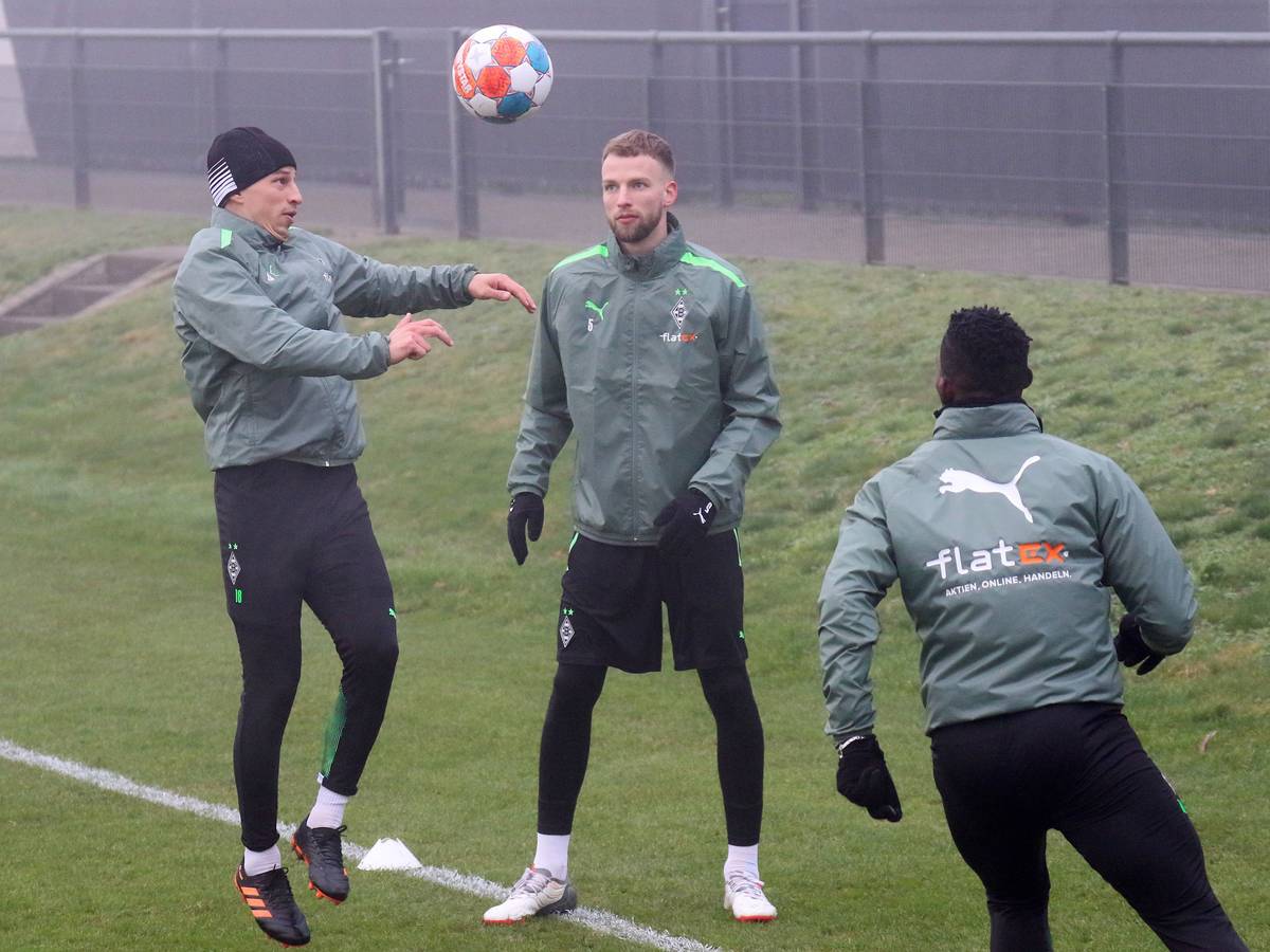 Gladbach-Einkauf Marvin Friedrich (M.) bei einer Trainingsübung mit Stefan Lainer (l.) und Breel Embolo (r.) am 13. Januar 2022 im Borussia-Park. Lainer köpft den Ball.