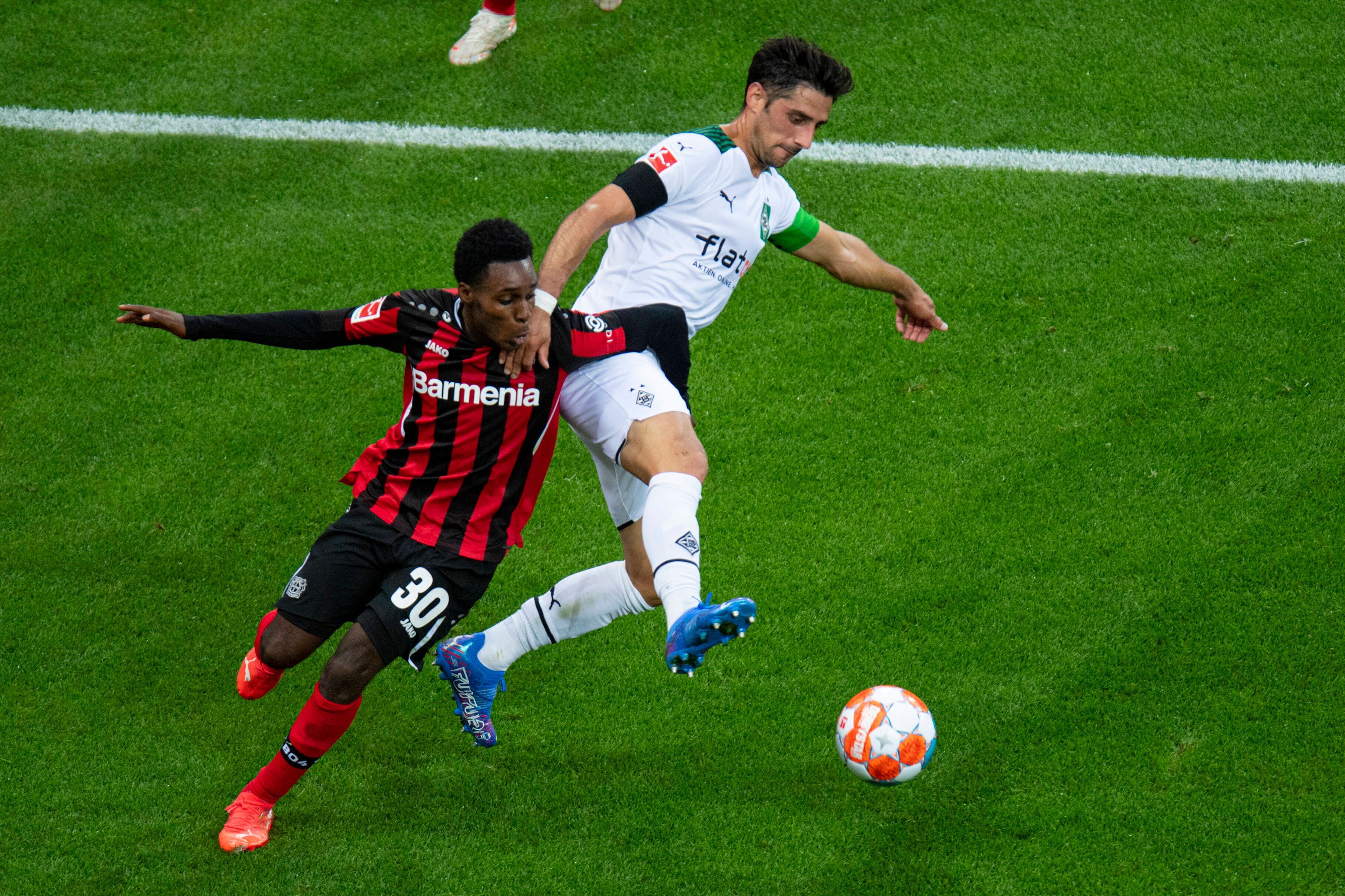 Lars Stindl (r.) von Borussia Mönchengladbach im Duell um den Ball mit Jeremie Frimpong von Bayer Leverkusen beim Bundesliga-Hinrundenspiel am 21. August 2021.