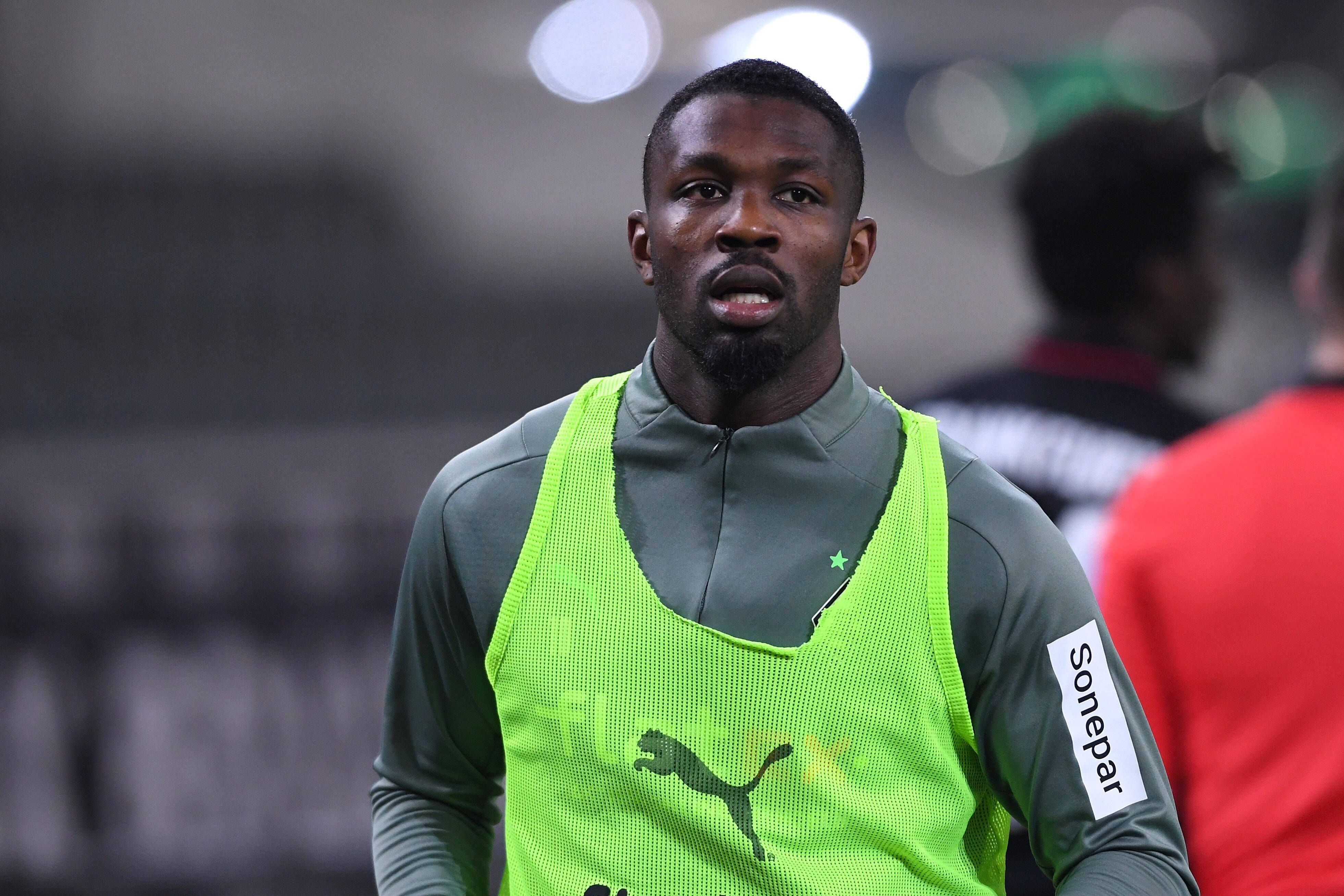 Marcus Thuram von Fußball-Bundesligist Borussia Mönchengladbach. Auf diesem Foto ist der Stürmer am 15. Dezember 2021 beim Aufwärmen im Borussia-Park zu sehen. Thuram trägt ein Trainingsleibchen.