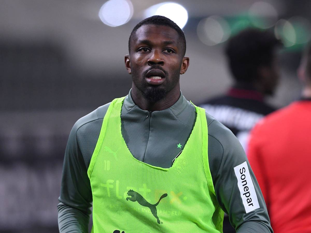 Marcus Thuram von Fußball-Bundesligist Borussia Mönchengladbach. Auf diesem Foto ist der Stürmer am 15. Dezember 2021 beim Aufwärmen im Borussia-Park zu sehen. Thuram trägt ein Trainingsleibchen.