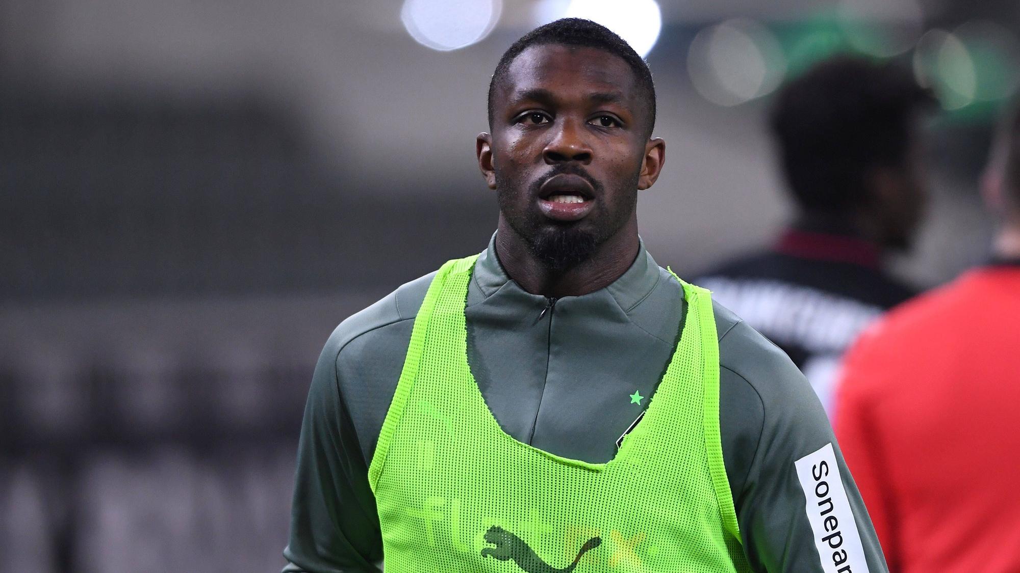 Marcus Thuram von Fußball-Bundesligist Borussia Mönchengladbach. Auf diesem Foto ist der Stürmer am 15. Dezember 2021 beim Aufwärmen im Borussia-Park zu sehen. Thuram trägt ein Trainingsleibchen.