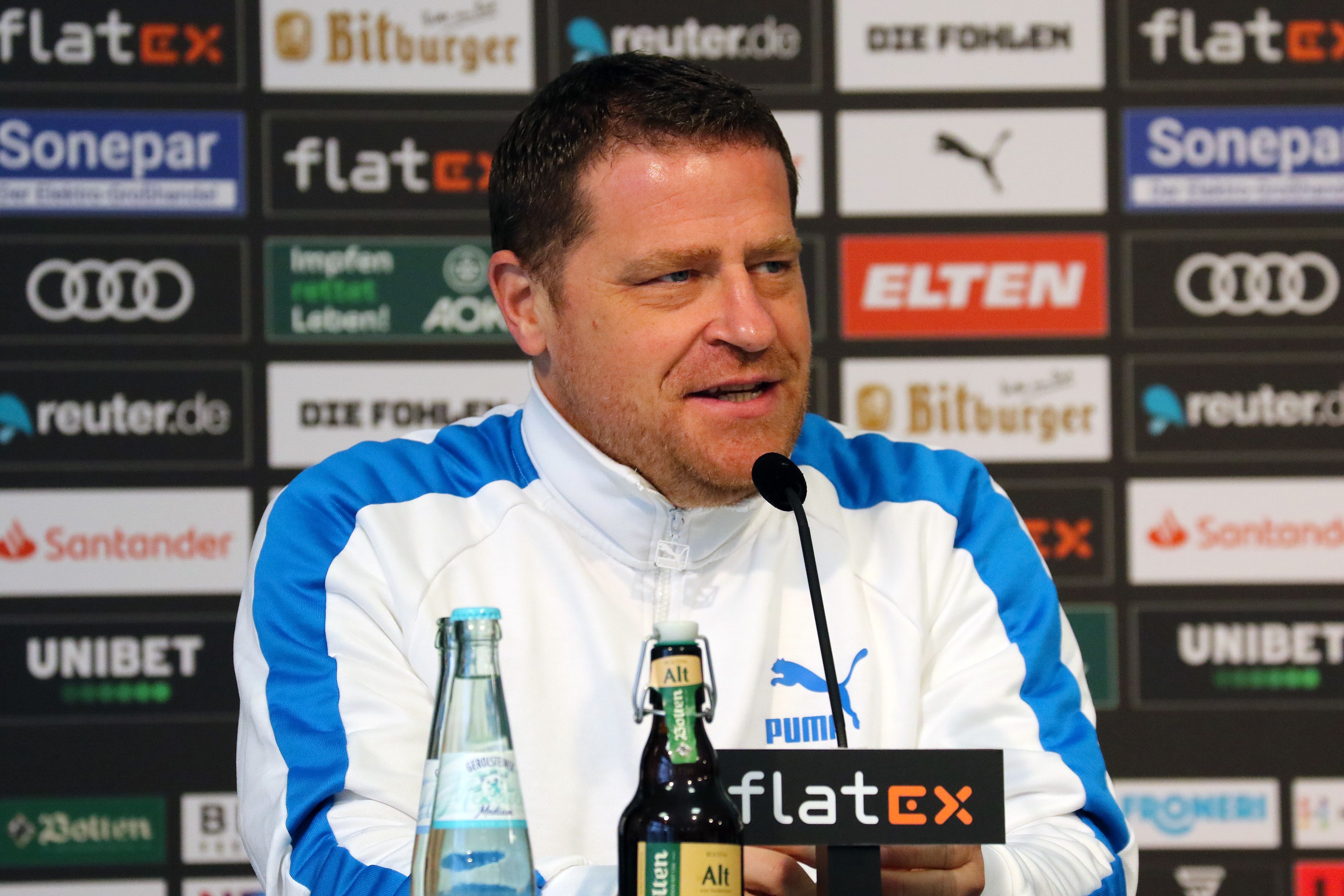 Max Eberl, Sportdirektor von Borussia Mönchengladbach, spricht am 13. Januar 2022 im Borussia-Park während einer Pressekonferenz über den kommenden Gegner Bayer Leverkusen. Eberl trägt eine weiß-blaue Trainingsjacke.