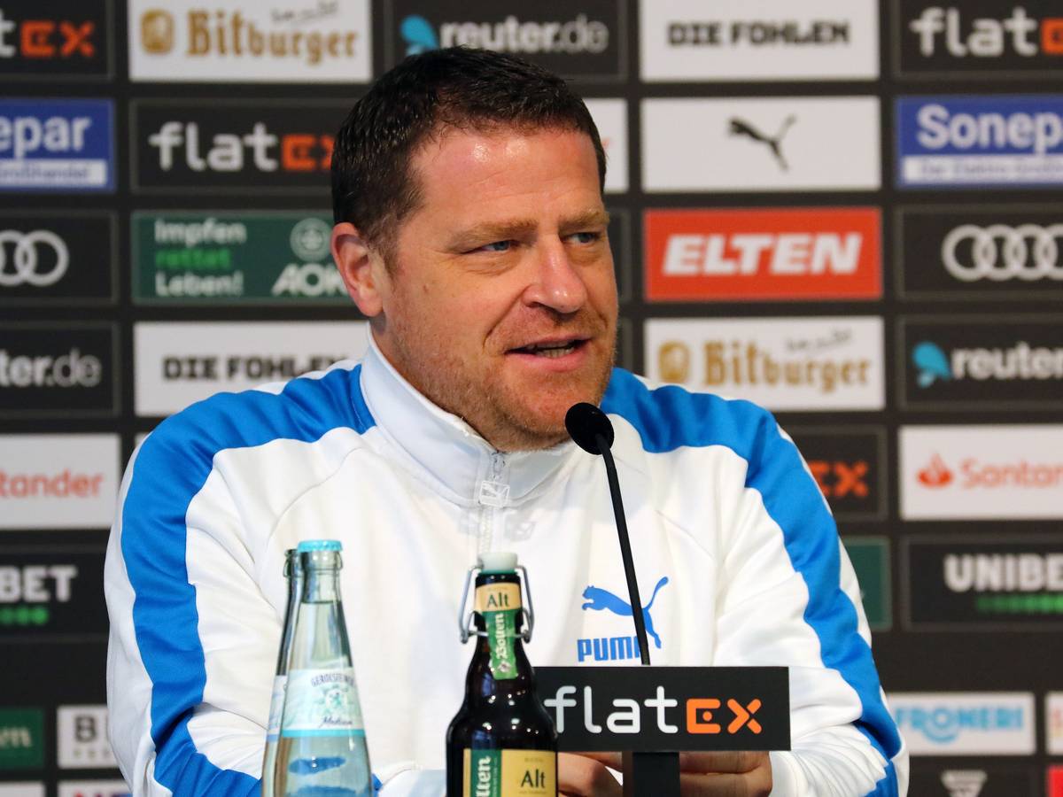 Max Eberl, Sportdirektor von Borussia Mönchengladbach, spricht am 13. Januar 2022 im Borussia-Park während einer Pressekonferenz über den kommenden Gegner Bayer Leverkusen. Eberl trägt eine weiß-blaue Trainingsjacke.