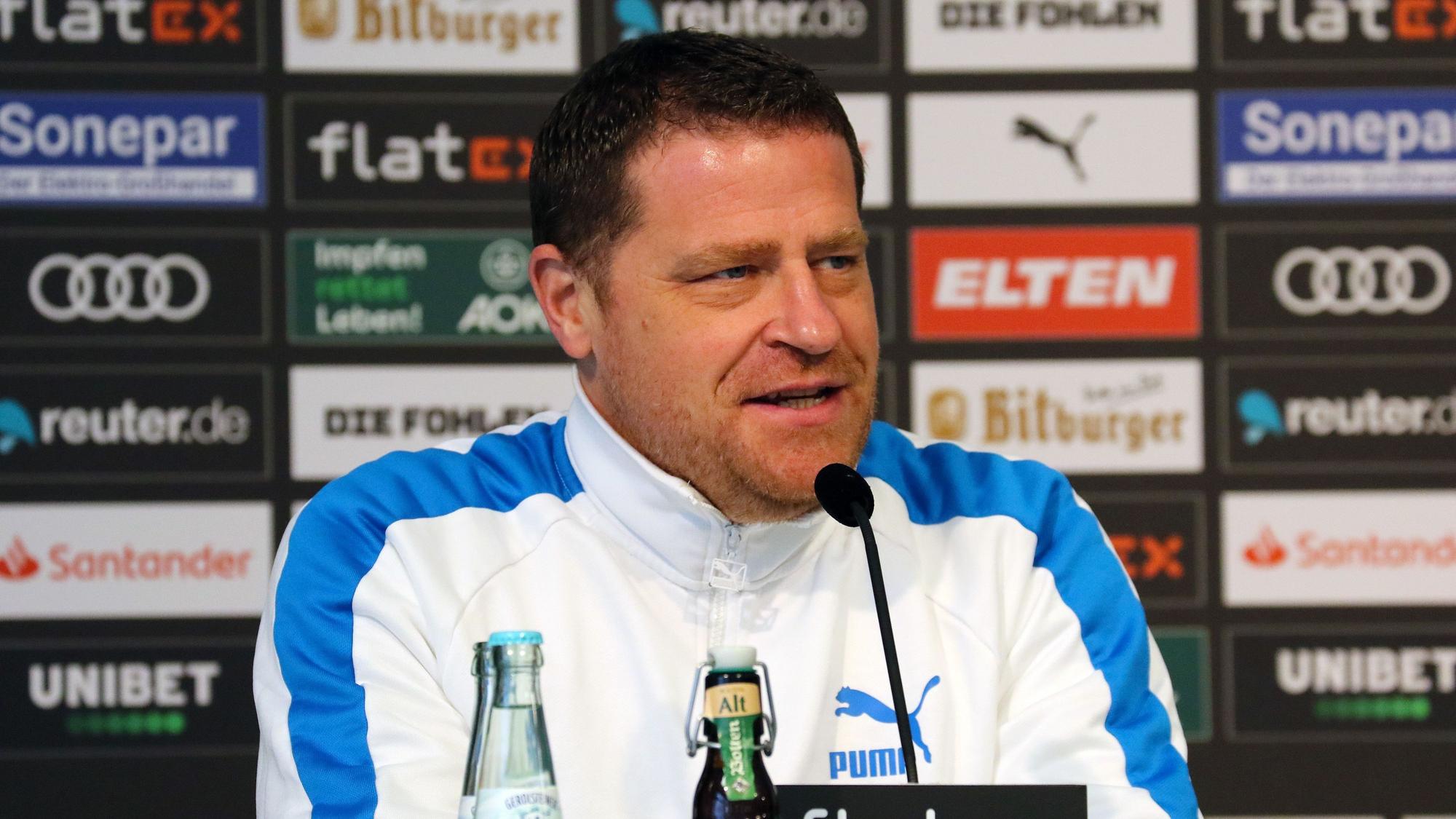 Max Eberl, Sportdirektor von Borussia Mönchengladbach, spricht am 13. Januar 2022 im Borussia-Park während einer Pressekonferenz über den kommenden Gegner Bayer Leverkusen. Eberl trägt eine weiß-blaue Trainingsjacke.