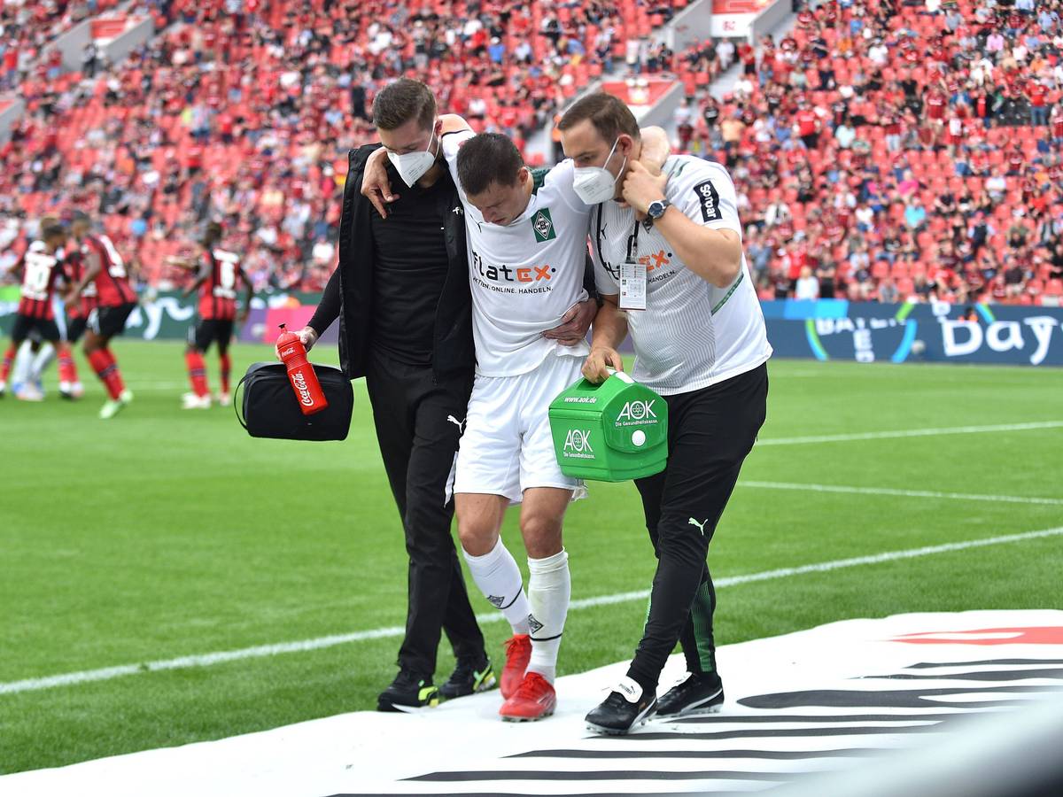 Gladbach-Profi Stefan Lainer wird am 21. August 2021 während des Bundesliga-Spiels bei Bayer Leverkusen nach einem Foul mit gebrochenem Knöchel vom Platz getragen.