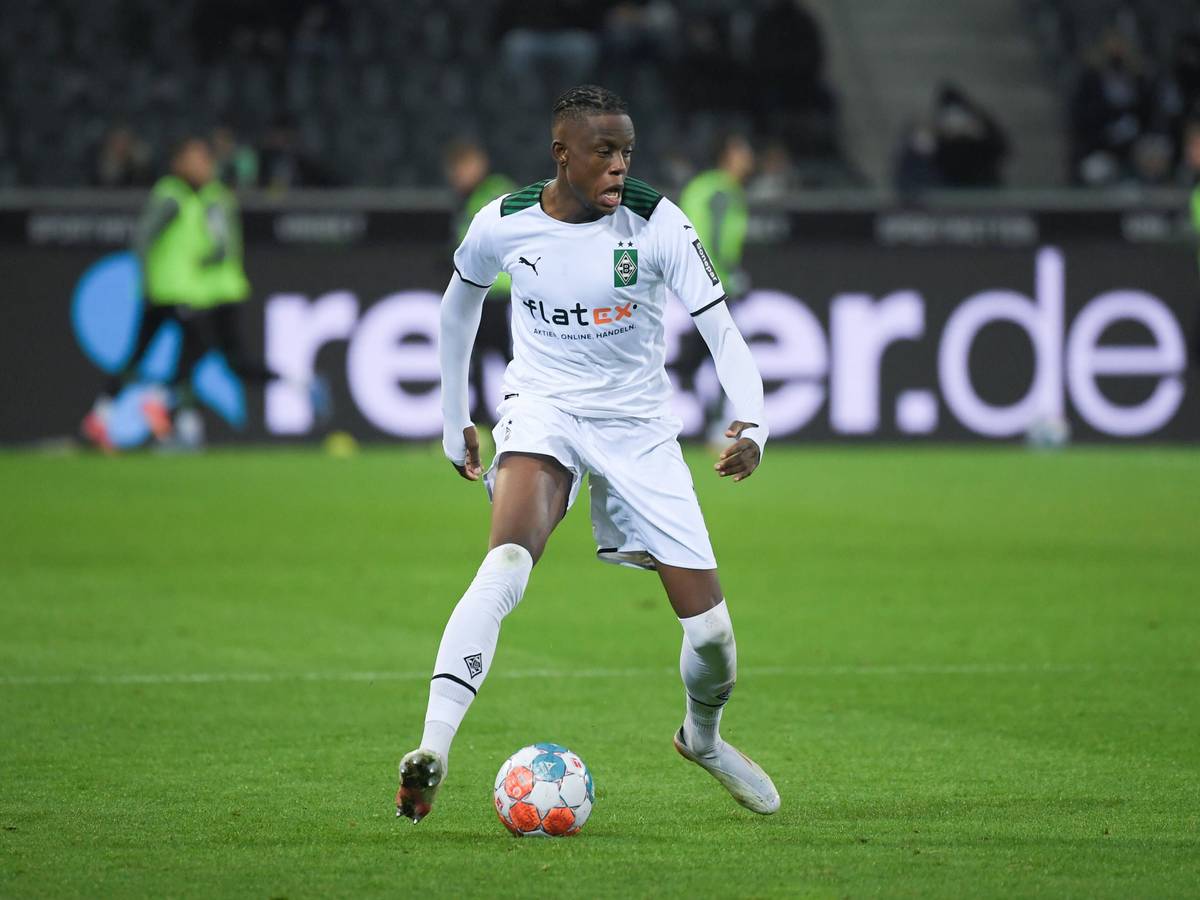 Denis Zakaria, Mittelfeldspieler von Borussia Mönchengladbach. Auf diesem Foto ist der Mittelfeldspieler am 5. Dezember 2021 im Borussia-Park zu sehen. Zakaria hat den Ball am Fuß.