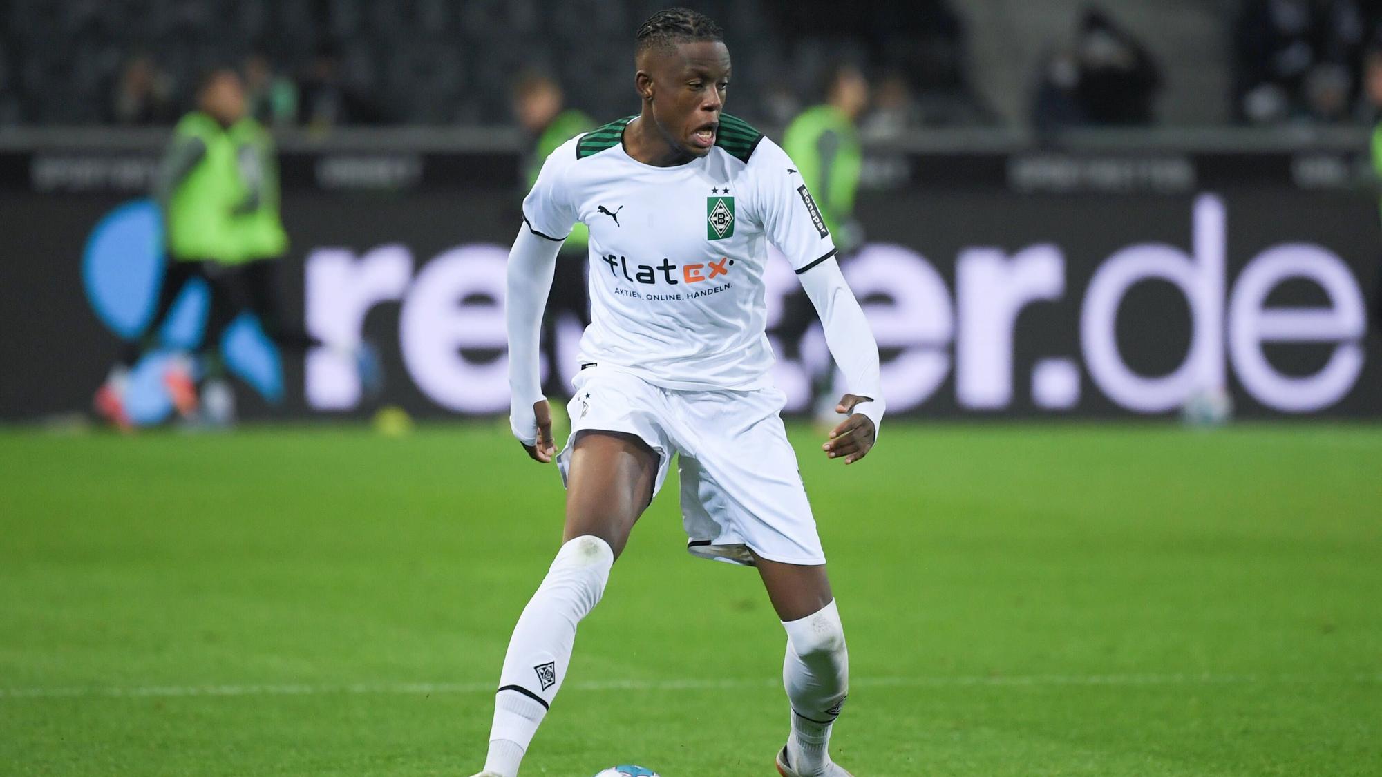 Denis Zakaria, Mittelfeldspieler von Borussia Mönchengladbach. Auf diesem Foto ist der Mittelfeldspieler am 5. Dezember 2021 im Borussia-Park zu sehen. Zakaria hat den Ball am Fuß.