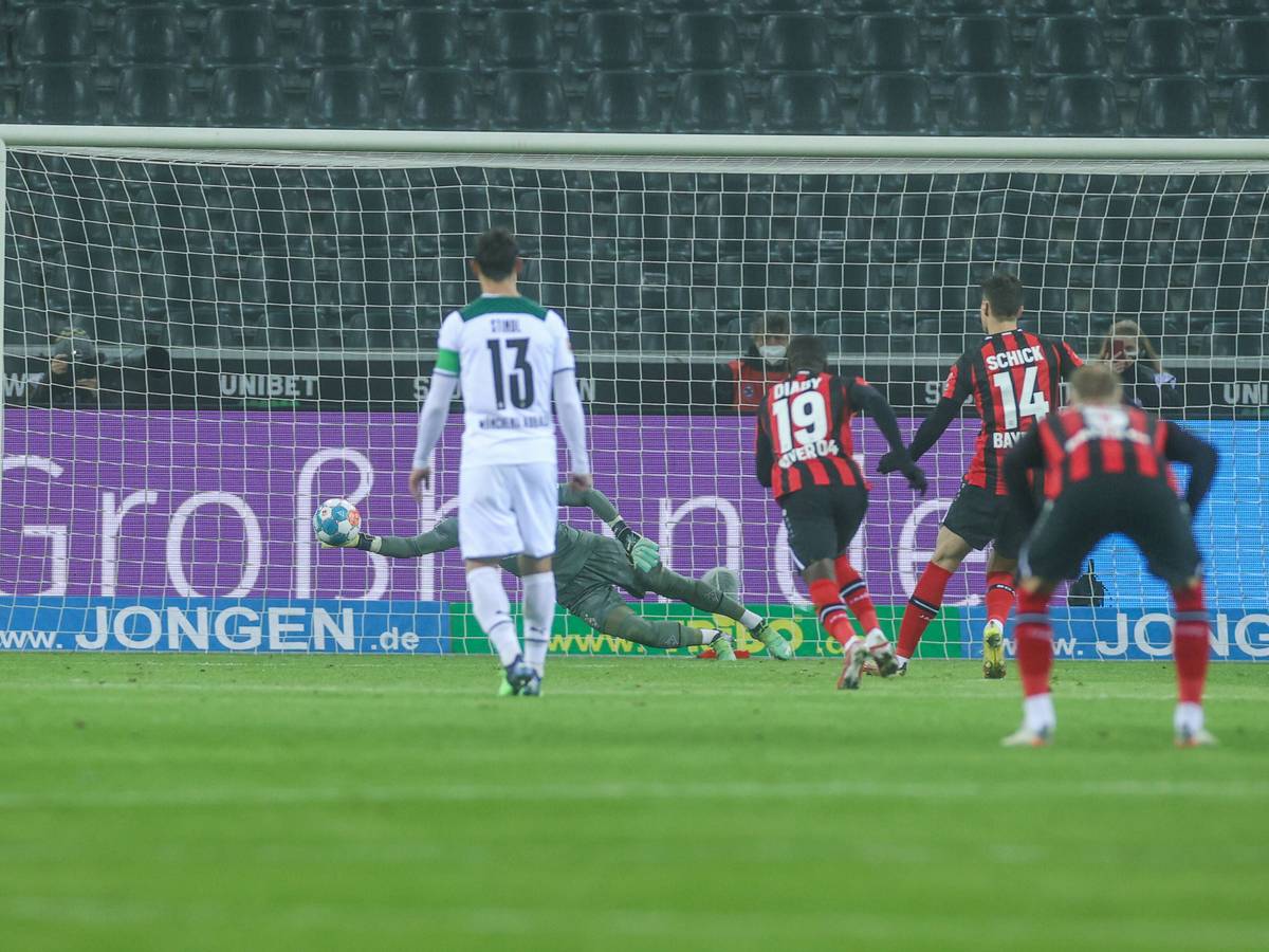 15.01.2022, Fussball, Saison 2021/2022, 1. Bundesliga, 19. Spieltag, Borussia Mönchengladbach - Bayer Leverkusen, v. l. Yann SOMMER Borussia Mönchengladbach hält den Elfmeter von Patrick Schick Bayer Leverkusen Foto: Tim RehbeinRHR-FOTO Mönchengladbach Borussia Park NRW Deutschland xRHR-FOTO/TRx *** 15 01 2022, Football, 2021 2022 season, 1 Bundesliga, Matchday 19, Borussia Mönchengladbach Bayer Leverkusen, v l Yann SOMMER Borussia Mönchengladbach holds Patrick Schick Bayer Leverkusen penalty photo Tim RehbeinRHR PHOTO Mönchengladbach Borussia Park NRW Germany xRHR PHOTO TRx