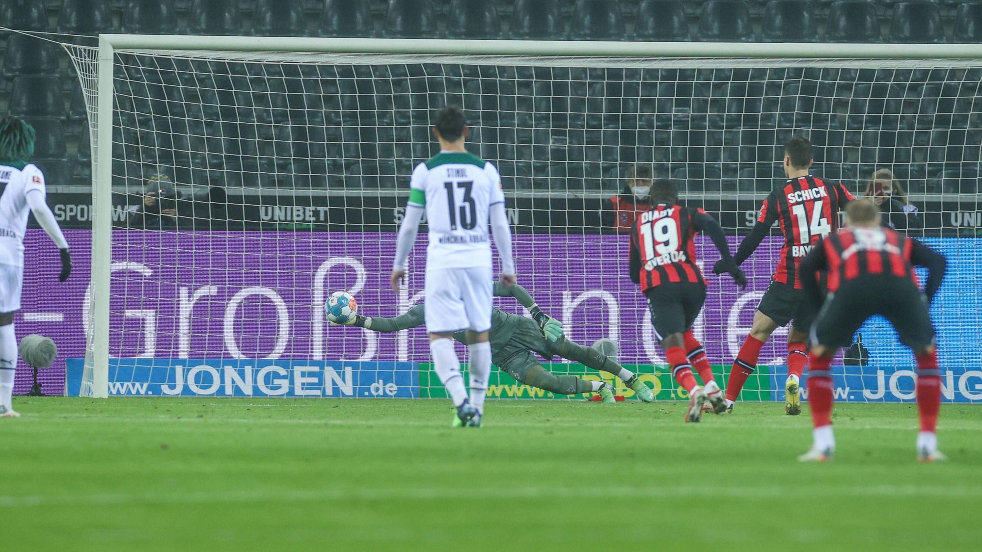 15.01.2022, Fussball, Saison 2021/2022, 1. Bundesliga, 19. Spieltag, Borussia Mönchengladbach - Bayer Leverkusen, v. l. Yann SOMMER Borussia Mönchengladbach hält den Elfmeter von Patrick Schick Bayer Leverkusen Foto: Tim RehbeinRHR-FOTO Mönchengladbach Borussia Park NRW Deutschland xRHR-FOTO/TRx *** 15 01 2022, Football, 2021 2022 season, 1 Bundesliga, Matchday 19, Borussia Mönchengladbach Bayer Leverkusen, v l Yann SOMMER Borussia Mönchengladbach holds Patrick Schick Bayer Leverkusen penalty photo Tim RehbeinRHR PHOTO Mönchengladbach Borussia Park NRW Germany xRHR PHOTO TRx