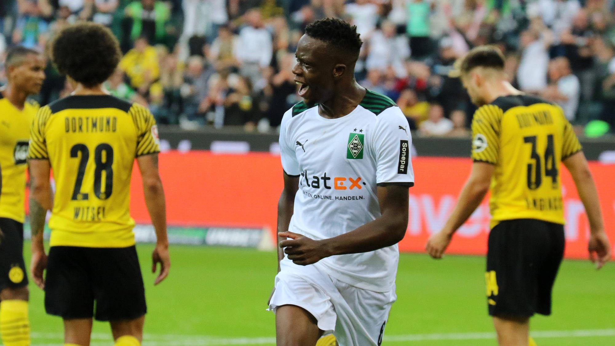 Denis Zakaria von Borussia Mönchengladbach bejubelt am 25. September 2021 seinen Treffer im Bundesliga-Duell gegen Borussia Dortmund im Borussia-Park. Im Hintergrund lassen Dortmunder Spieler die Köpfe sinken.