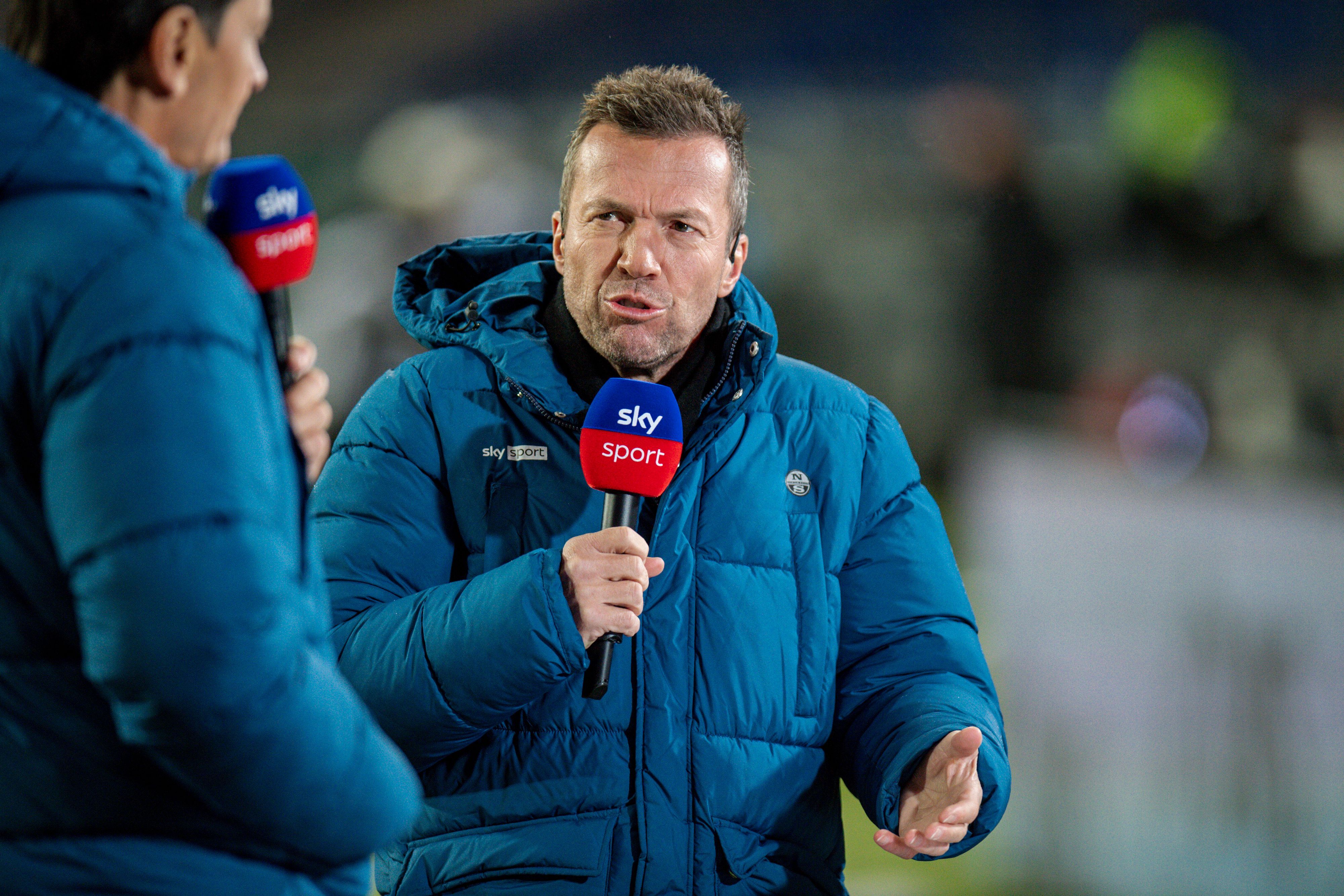 Weltmeister und „Sky“-Experte Lothar Matthäus, auf diesem Foto am 8. Januar 2022 zu sehen, hat nach der Niederlage von Mönchengladbach gegen Leverkusen (15. Januar 2022) einige kritische Worte über die Borussia geäußert. Matthäus hält das Mikrofon in der Hand.