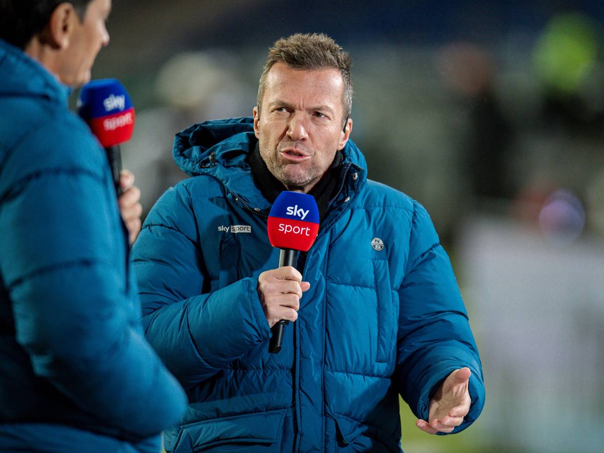 Weltmeister und „Sky“-Experte Lothar Matthäus, auf diesem Foto am 8. Januar 2022 zu sehen, hat nach der Niederlage von Mönchengladbach gegen Leverkusen (15. Januar 2022) einige kritische Worte über die Borussia geäußert. Matthäus hält das Mikrofon in der Hand.
