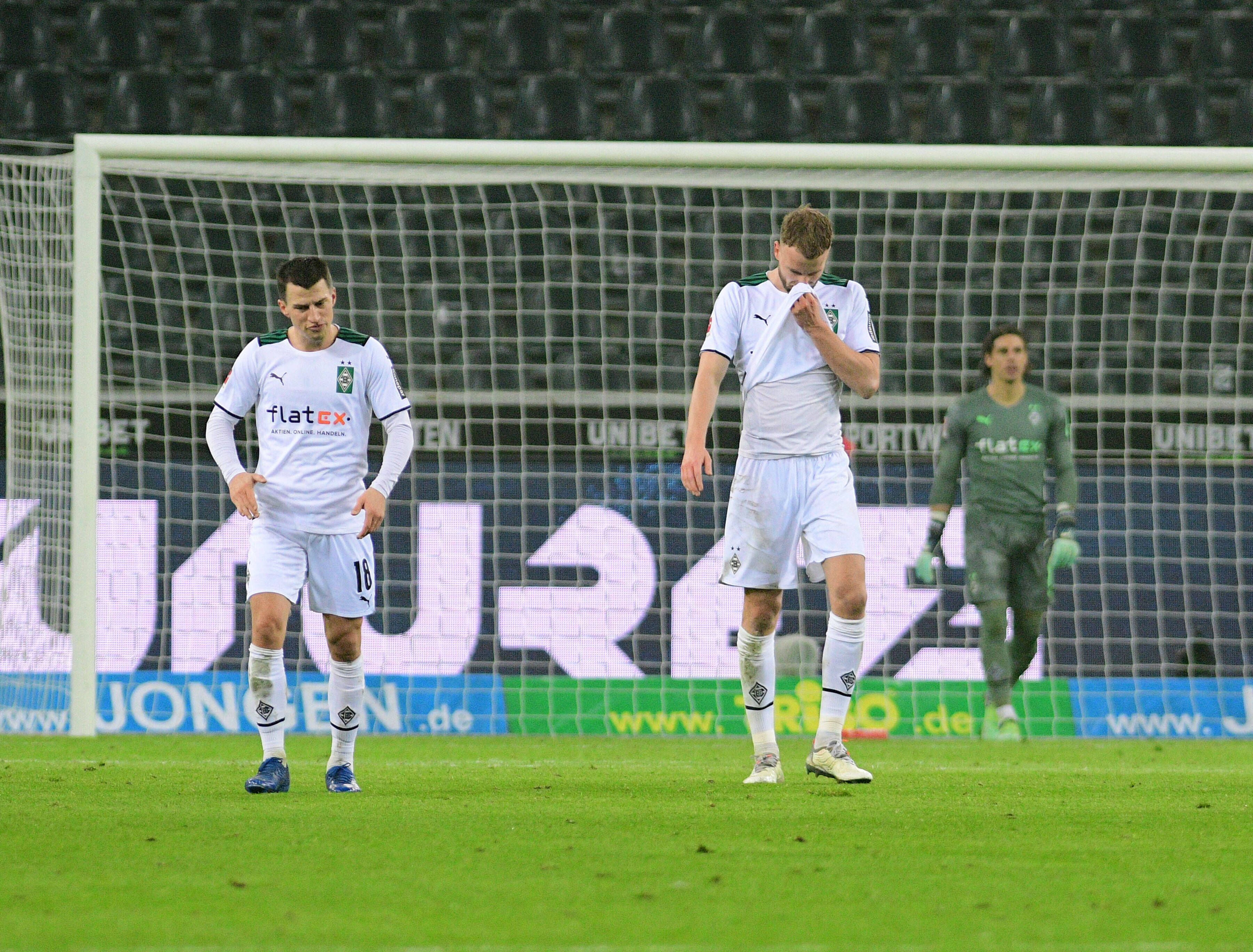 Die Gladbach-Verteidiger Stefan Lainer (l.) und Nico Elvedi (r.) senken enttäuscht den Kopf nach der 1:2-Niederlage von Borussia Mönchengladbach gegen Bayer Leverkusen im Borussia-Park (15. Januar 2022).