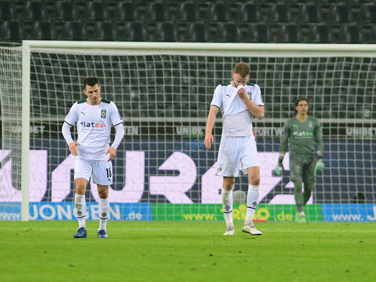 Die Gladbach-Verteidiger Stefan Lainer (l.) und Nico Elvedi (r.) senken enttäuscht den Kopf nach der 1:2-Niederlage von Borussia Mönchengladbach gegen Bayer Leverkusen im Borussia-Park (15. Januar 2022).
