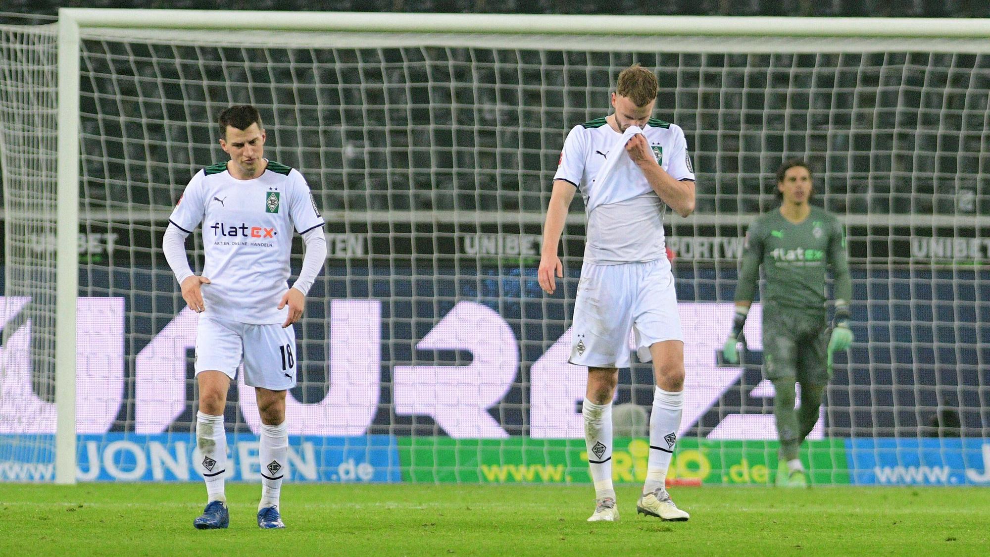 Die Gladbach-Verteidiger Stefan Lainer (l.) und Nico Elvedi (r.) senken enttäuscht den Kopf nach der 1:2-Niederlage von Borussia Mönchengladbach gegen Bayer Leverkusen im Borussia-Park (15. Januar 2022).