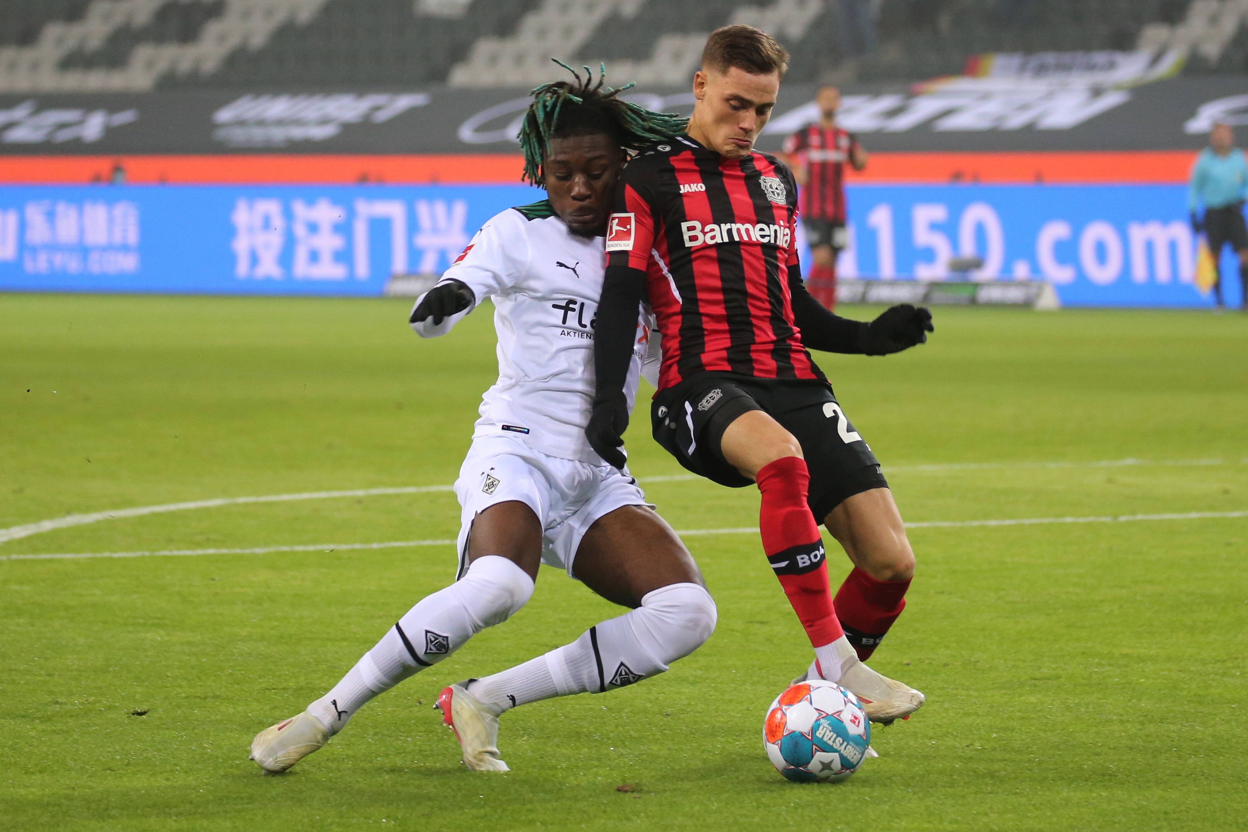 Moenchengladbach, Deutschland 15. Januar 2022: 1.BL - 2021/2022 - Bor. Moenchengladbach vs. Bayer 04 Leverkusen v. li. im Zweikampf Kouadio Kone BMG und Florian Wirtz Bayer 04 Leverkusen // DFL regulations prohibit any use of photographs as image sequences and/or quasi-video. // Borussia Park Nordrhein Westfalen *** Moenchengladbach, Germany 15 January 2022 1 BL 2021 2022 Bor Moenchengladbach vs Bayer 04 Leverkusen v li in duel Kouadio Kone BMG and Florian Wirtz Bayer 04 Leverkusen DFL regulations prohibit any use of photographs as image sequences and or quasi video Borussia Park Nordrhein Westfalen Copyright: xFotostandx/xvanxderxVeldenx