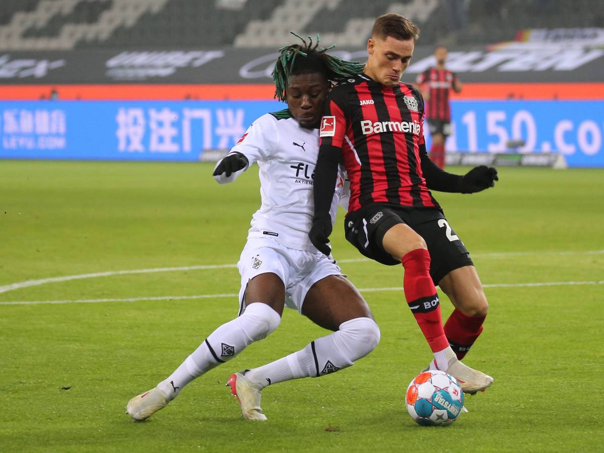 Moenchengladbach, Deutschland 15. Januar 2022: 1.BL - 2021/2022 - Bor. Moenchengladbach vs. Bayer 04 Leverkusen v. li. im Zweikampf Kouadio Kone BMG und Florian Wirtz Bayer 04 Leverkusen // DFL regulations prohibit any use of photographs as image sequences and/or quasi-video. // Borussia Park Nordrhein Westfalen *** Moenchengladbach, Germany 15 January 2022 1 BL 2021 2022 Bor Moenchengladbach vs Bayer 04 Leverkusen v li in duel Kouadio Kone BMG and Florian Wirtz Bayer 04 Leverkusen DFL regulations prohibit any use of photographs as image sequences and or quasi video Borussia Park Nordrhein Westfalen Copyright: xFotostandx/xvanxderxVeldenx