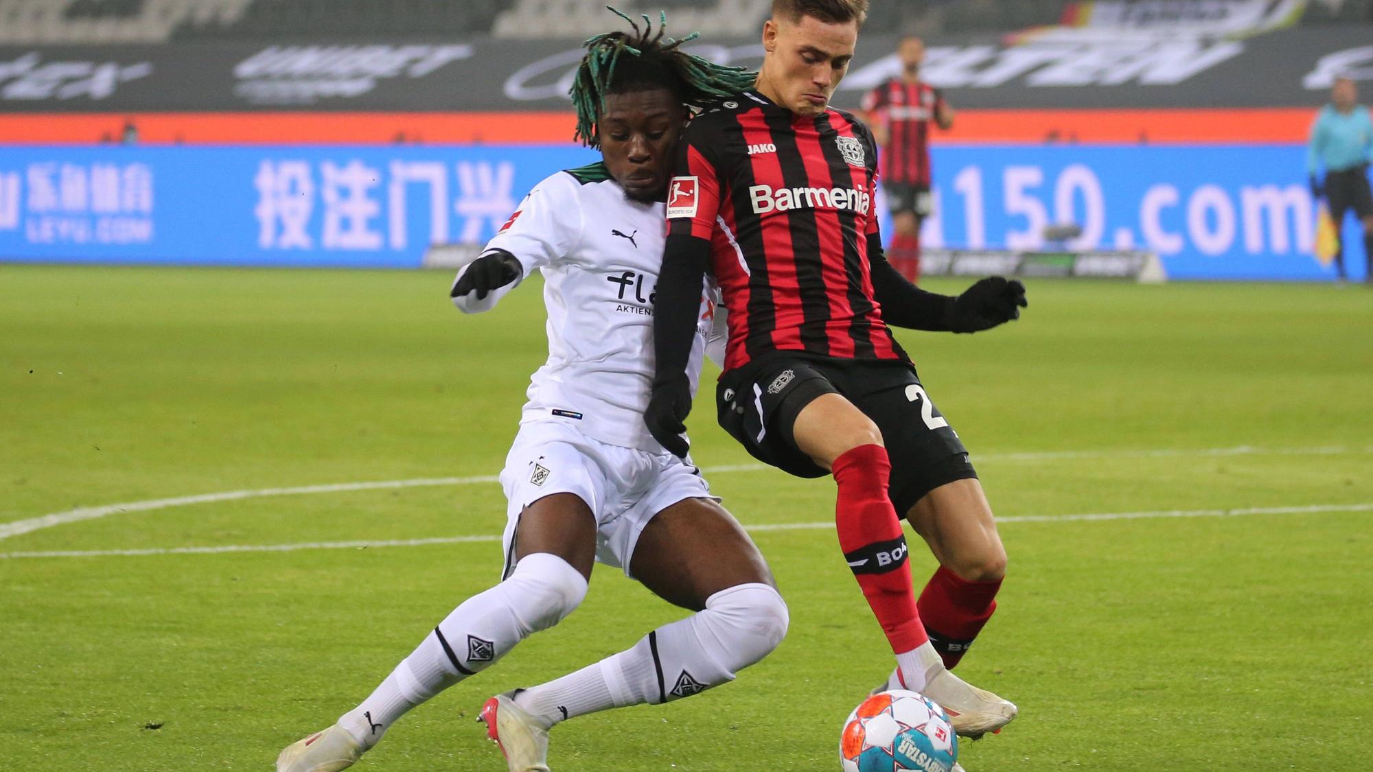 Moenchengladbach, Deutschland 15. Januar 2022: 1.BL - 2021/2022 - Bor. Moenchengladbach vs. Bayer 04 Leverkusen v. li. im Zweikampf Kouadio Kone BMG und Florian Wirtz Bayer 04 Leverkusen // DFL regulations prohibit any use of photographs as image sequences and/or quasi-video. // Borussia Park Nordrhein Westfalen *** Moenchengladbach, Germany 15 January 2022 1 BL 2021 2022 Bor Moenchengladbach vs Bayer 04 Leverkusen v li in duel Kouadio Kone BMG and Florian Wirtz Bayer 04 Leverkusen DFL regulations prohibit any use of photographs as image sequences and or quasi video Borussia Park Nordrhein Westfalen Copyright: xFotostandx/xvanxderxVeldenx