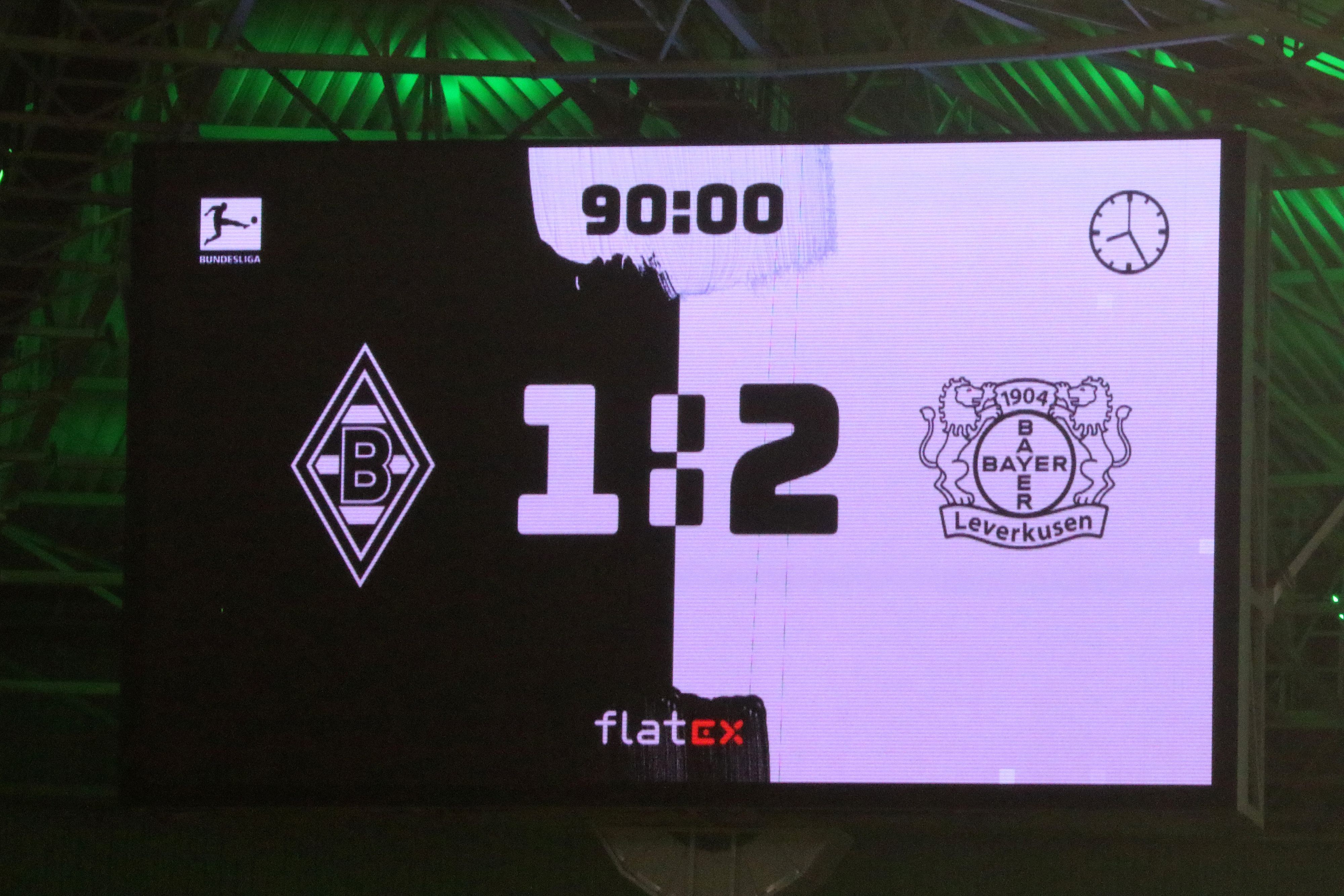 Die Anzeigetafel im Borussia-Park zeigt am 15. Januar 2022 das bittere Endergebnis im Duell zwischen Borussia Mönchengladbach und Bayer Leverkusen.