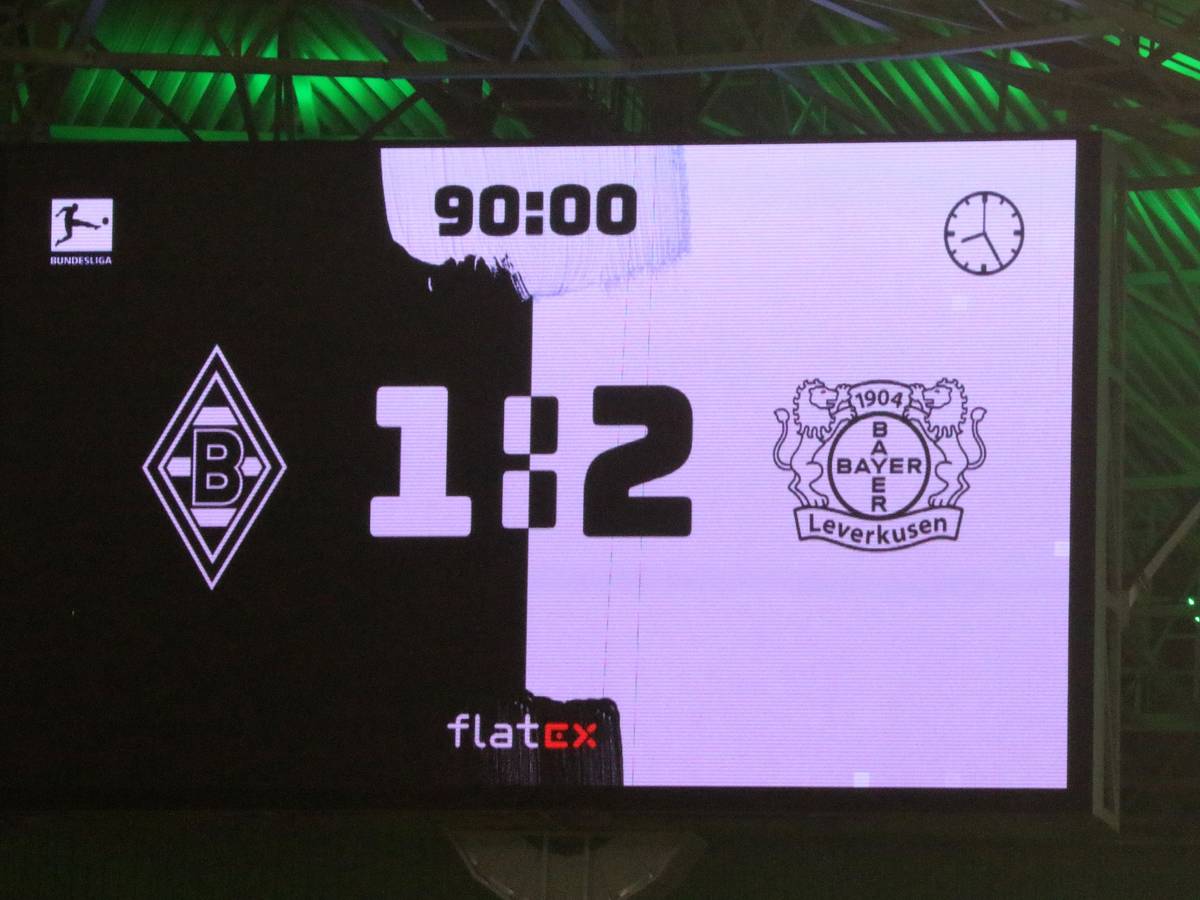 Die Anzeigetafel im Borussia-Park zeigt am 15. Januar 2022 das bittere Endergebnis im Duell zwischen Borussia Mönchengladbach und Bayer Leverkusen.