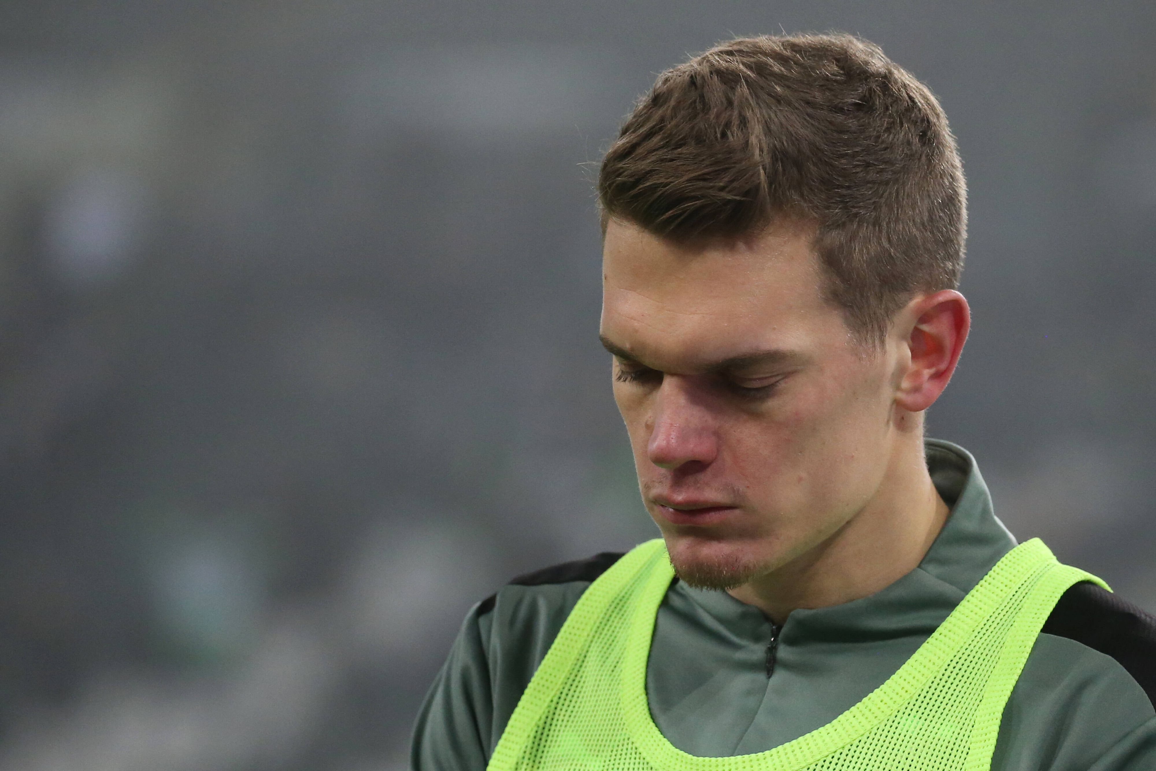 Matthias Ginter, Abwehrspieler von Borussia Mönchengladbach, nahm am 15. Januar 2022 auf der Bank Platz. Das Foto zeigt ihn an der Seitenlinie beim Warmmachen.
