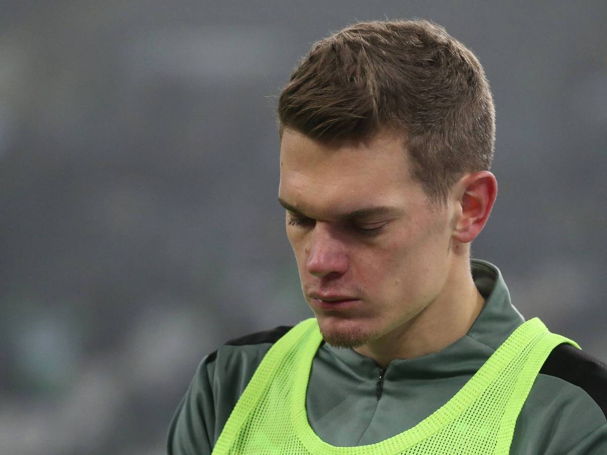 Matthias Ginter, Abwehrspieler von Borussia Mönchengladbach, nahm am 15. Januar 2022 auf der Bank Platz. Das Foto zeigt ihn an der Seitenlinie beim Warmmachen.
