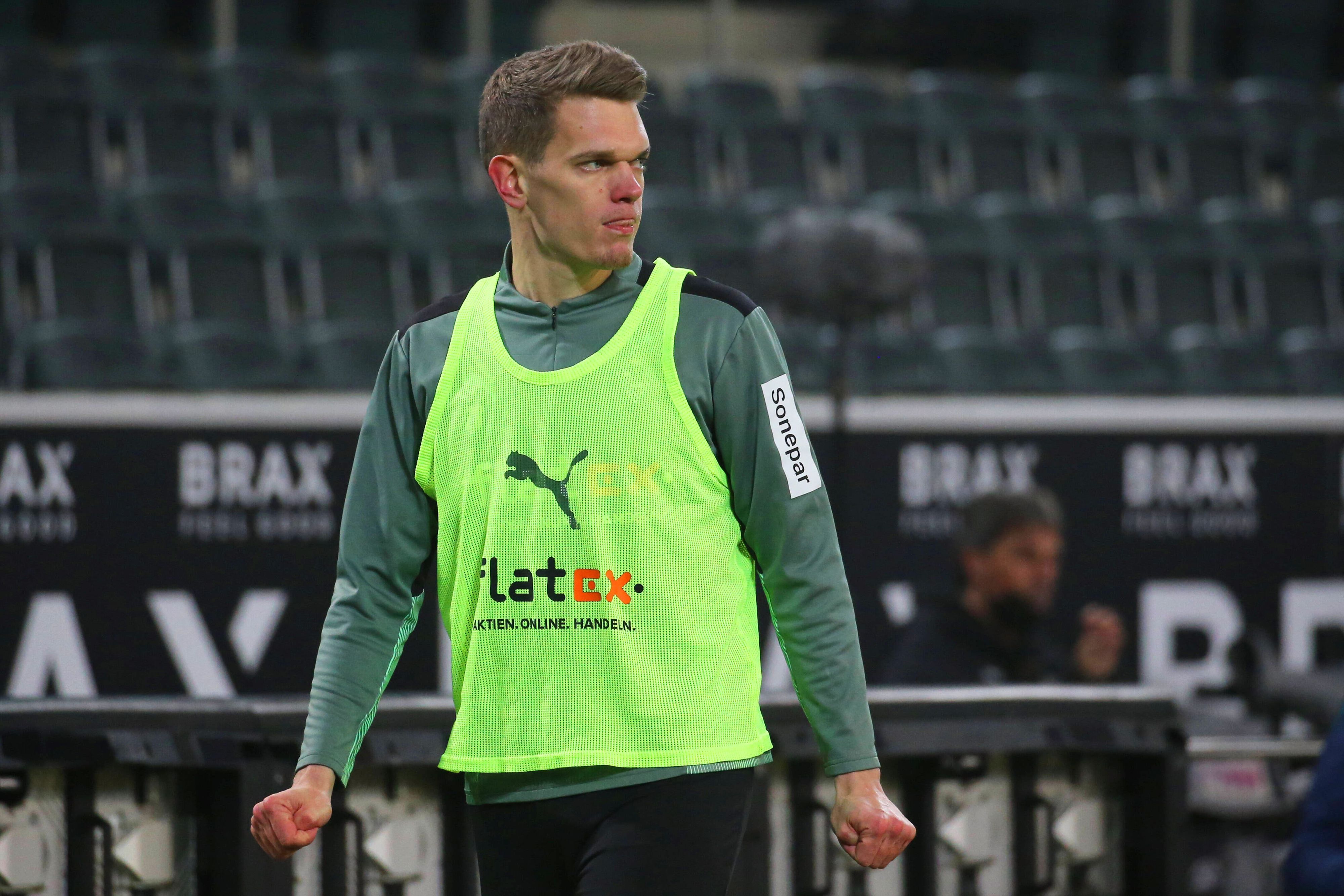 Innenverteidiger Matthias Ginter. Der Nationalspieler zählt bei Borussia Mönchengladbach aktuell nicht mehr zum Stammpersonal. Beim Bundesliga-Spiel gegen Leverkusen (15. Januar 2022) kam er im Borussia-Park nicht zum Einsatz. Ginter, der ein Leibchen trägt, blickt von der Seitenlinie aus auf das Spielfeld.