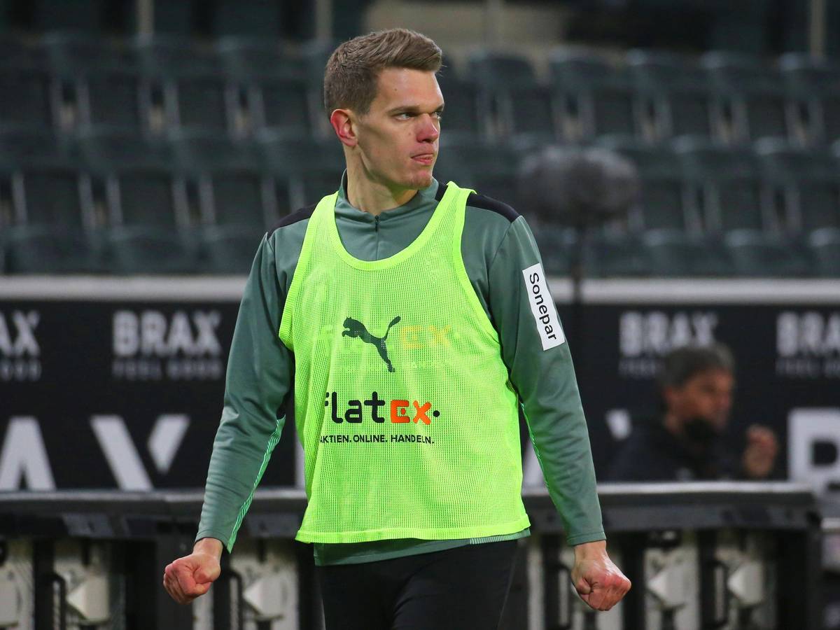 Innenverteidiger Matthias Ginter. Der Nationalspieler zählt bei Borussia Mönchengladbach aktuell nicht mehr zum Stammpersonal. Beim Bundesliga-Spiel gegen Leverkusen (15. Januar 2022) kam er im Borussia-Park nicht zum Einsatz. Ginter, der ein Leibchen trägt, blickt von der Seitenlinie aus auf das Spielfeld.