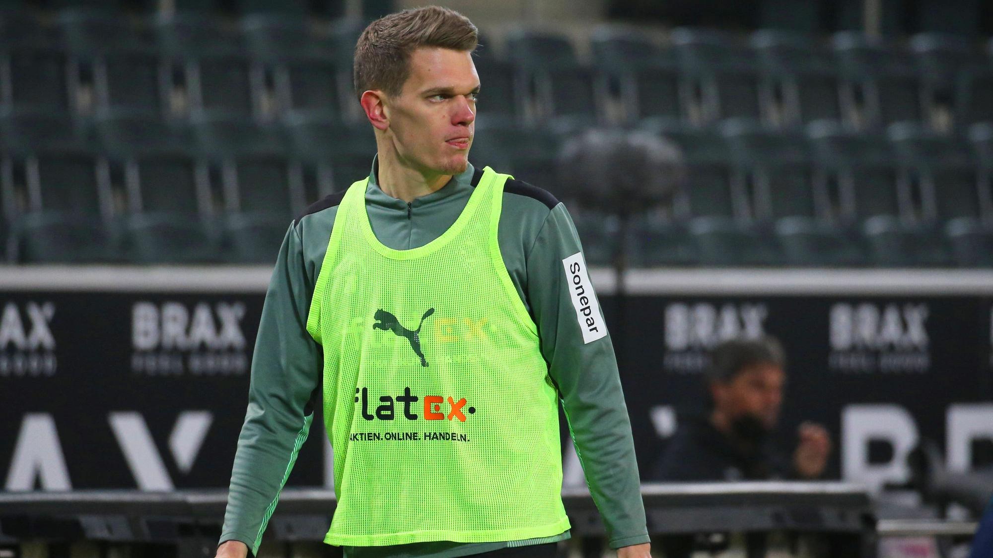 Innenverteidiger Matthias Ginter. Der Nationalspieler zählt bei Borussia Mönchengladbach aktuell nicht mehr zum Stammpersonal. Beim Bundesliga-Spiel gegen Leverkusen (15. Januar 2022) kam er im Borussia-Park nicht zum Einsatz. Ginter, der ein Leibchen trägt, blickt von der Seitenlinie aus auf das Spielfeld.