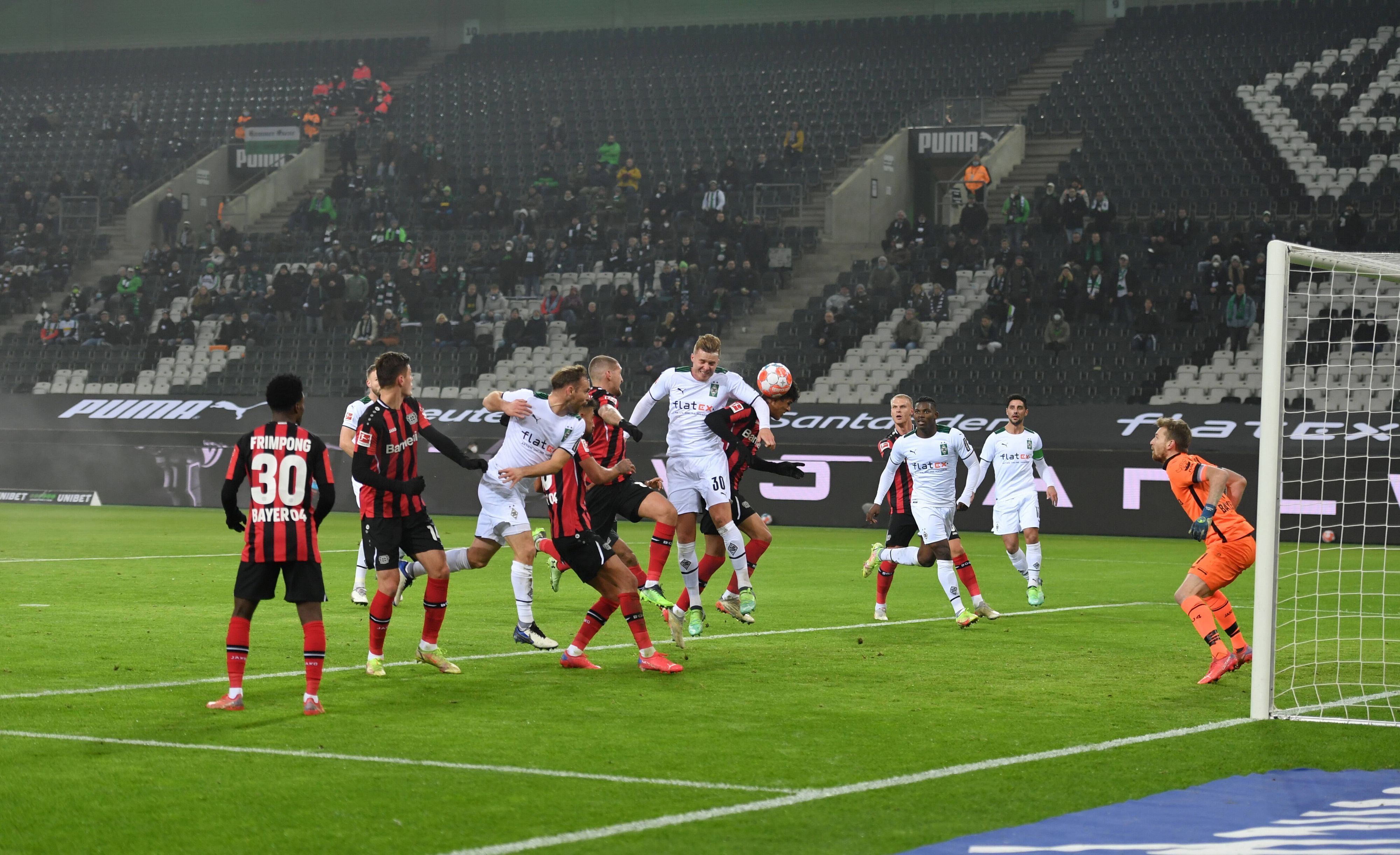 Kopfballduell im Strafraum vor 750 zugelassenen Zuschauern, Mitte Nico Elvedi von Borussia Moenchengladbach, li., gegen Patrik Schick Bayer 04 Leverkusen 15.01.2022.