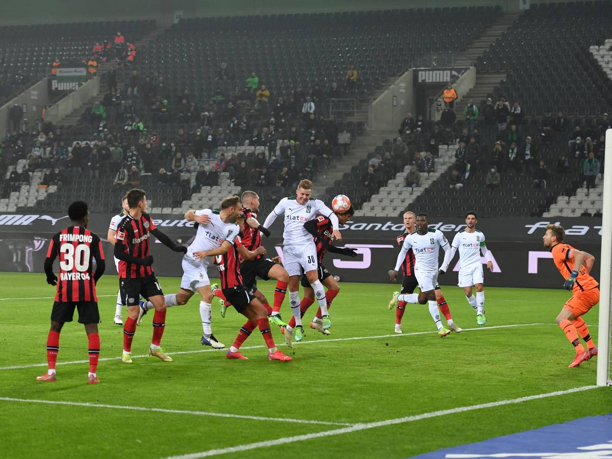 Kopfballduell im Strafraum vor 750 zugelassenen Zuschauern, Mitte Nico Elvedi von Borussia Moenchengladbach, li., gegen Patrik Schick Bayer 04 Leverkusen 15.01.2022.