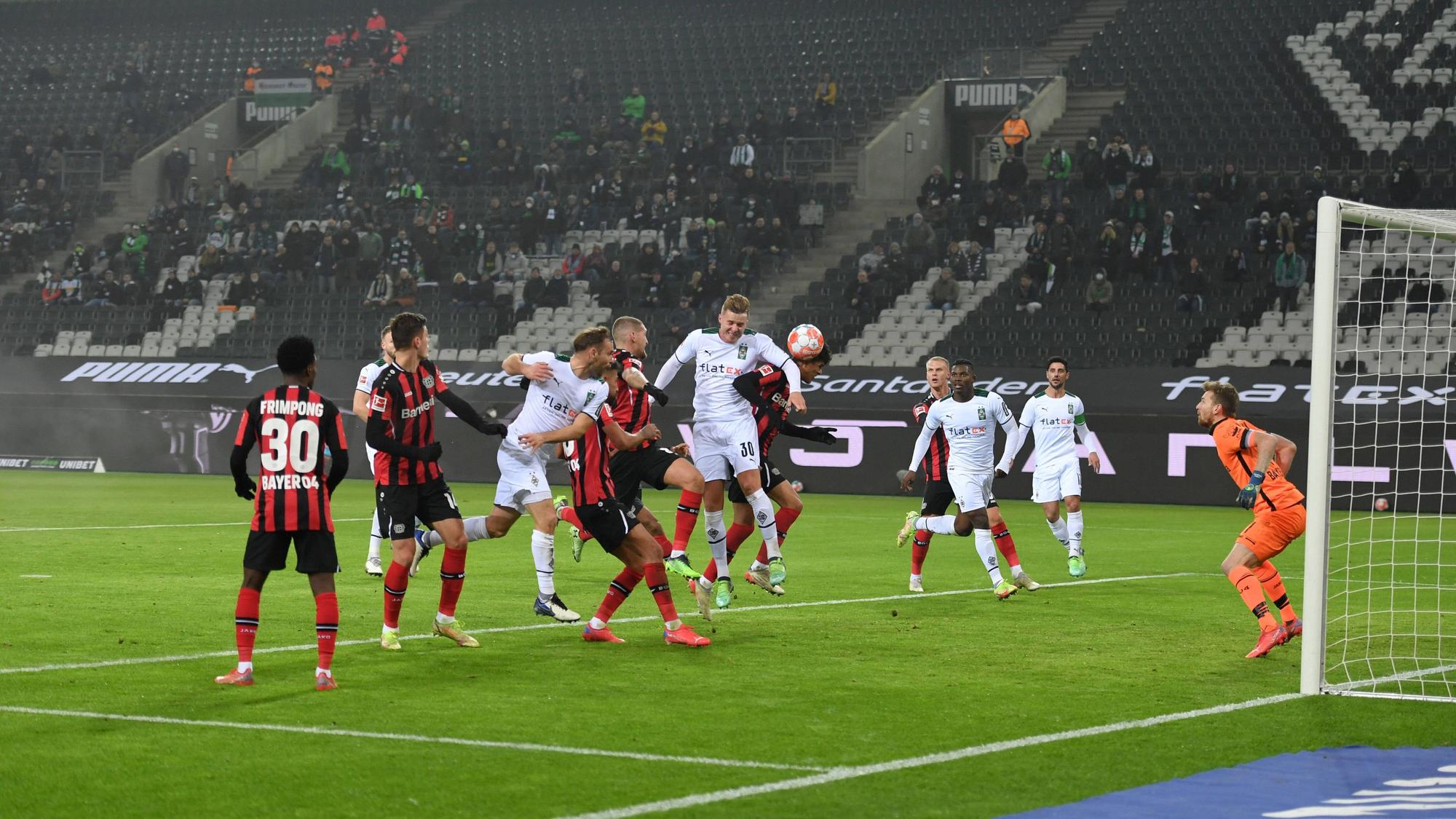Kopfballduell im Strafraum vor 750 zugelassenen Zuschauern, Mitte Nico Elvedi von Borussia Moenchengladbach, li., gegen Patrik Schick Bayer 04 Leverkusen 15.01.2022.