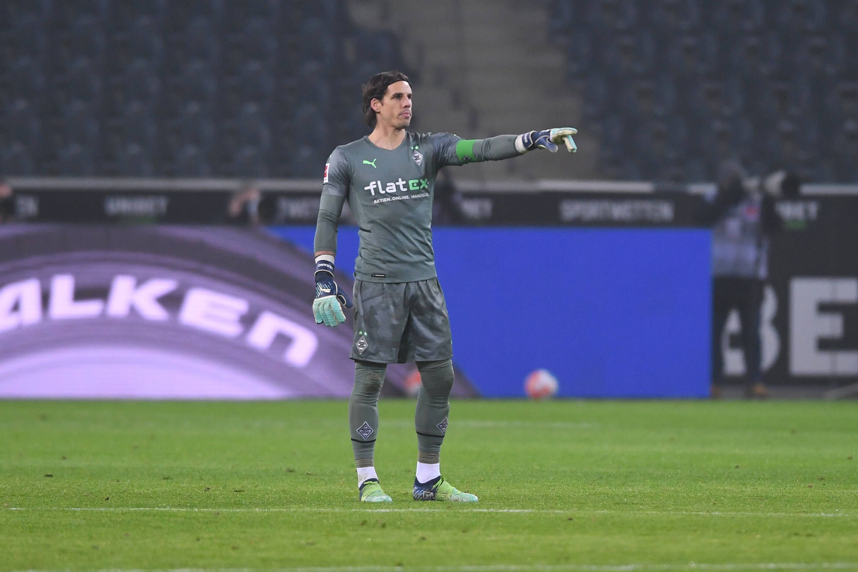 Torhüter Yann Sommer von Borussia Mönchengladbach. Auf diesem Foto ist der Schweizer Nationaltorhüter am 15. Januar 2022 während des Bundesliga-Spiels gegen Bayer Leverkusen im Borussia-Park zu sehen. Sommer zeigt mit seinem linken Arm nach vorne.