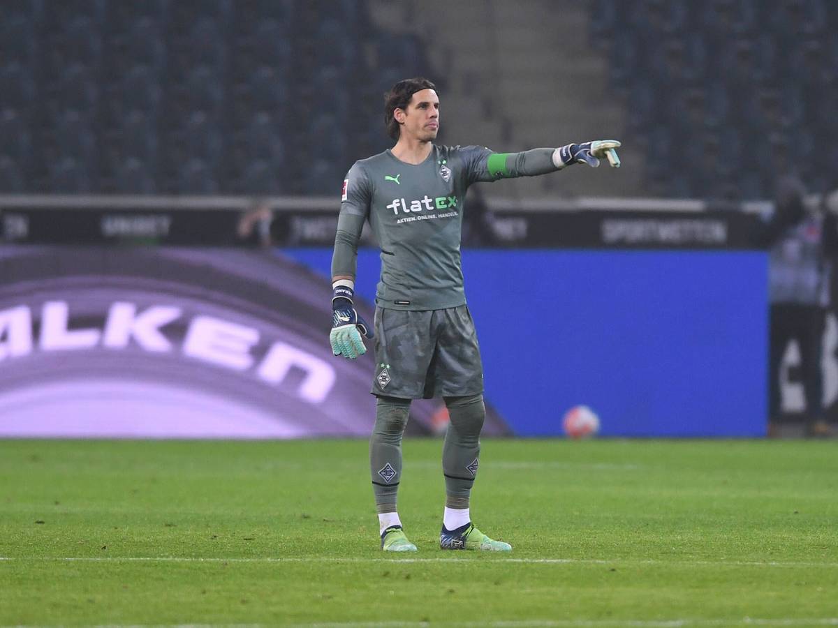 Torhüter Yann Sommer von Borussia Mönchengladbach. Auf diesem Foto ist der Schweizer Nationaltorhüter am 15. Januar 2022 während des Bundesliga-Spiels gegen Bayer Leverkusen im Borussia-Park zu sehen. Sommer zeigt mit seinem linken Arm nach vorne.
