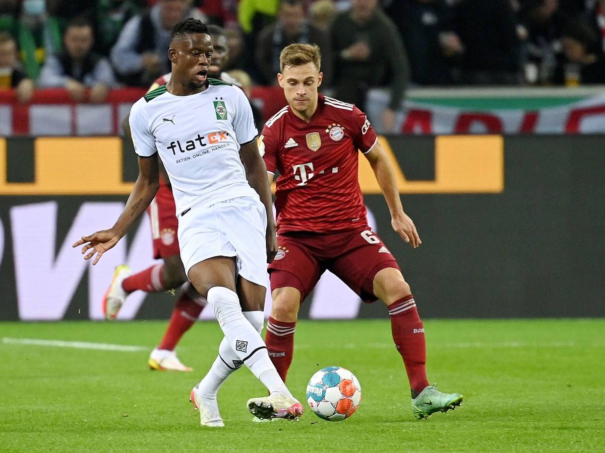 Mittelfeldspieler Denis Zakaria (l.) von Borussia Mönchengladbach im Duell mit Joshua Kimmich (r.) von Bayern München während des DFB-Pokalspiels am 27. Oktober 2021 im Borussia-Park. Zakaria spielt mit dem rechten Fuß den Ball.