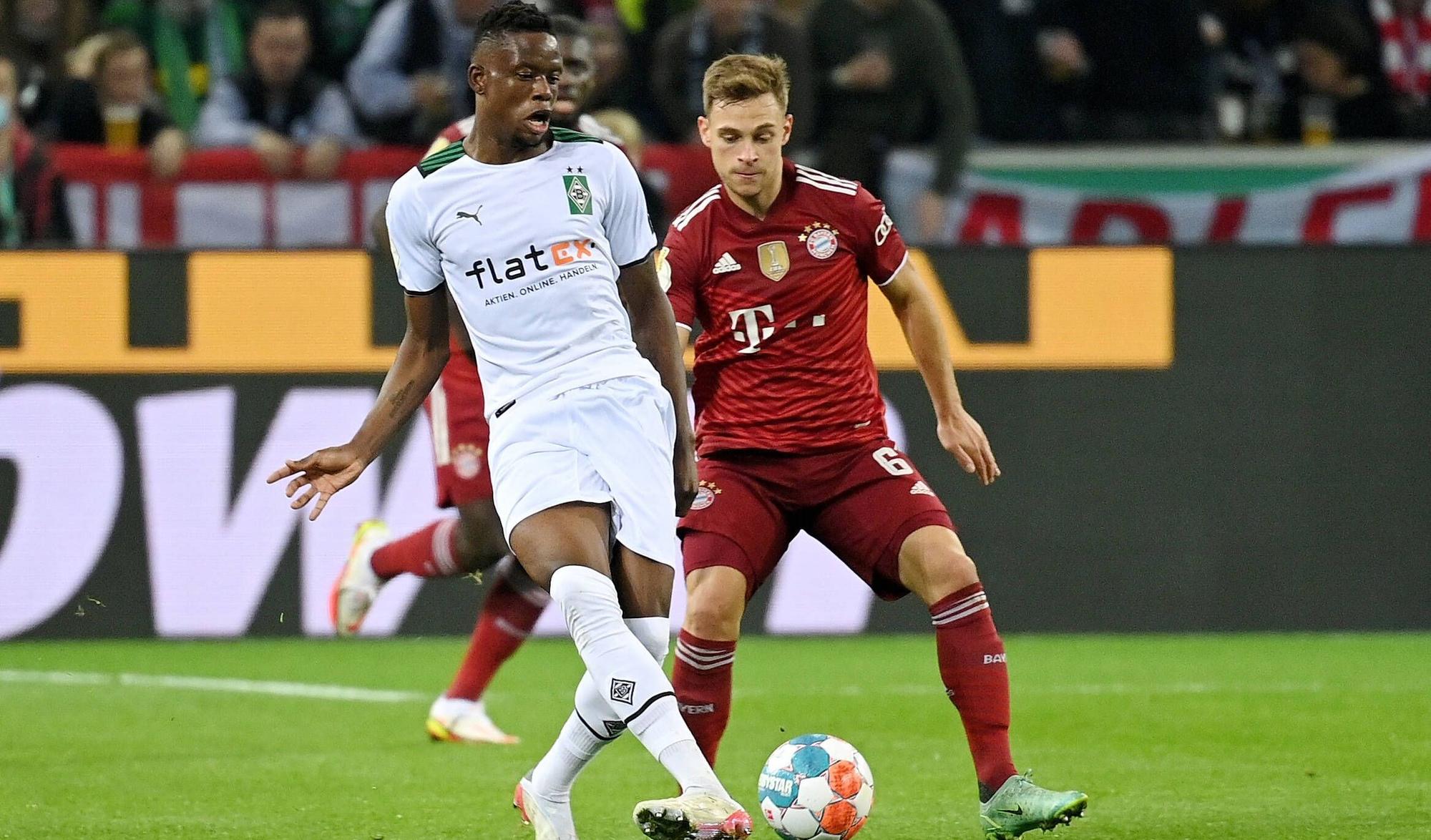 Mittelfeldspieler Denis Zakaria (l.) von Borussia Mönchengladbach im Duell mit Joshua Kimmich (r.) von Bayern München während des DFB-Pokalspiels am 27. Oktober 2021 im Borussia-Park. Zakaria spielt mit dem rechten Fuß den Ball.