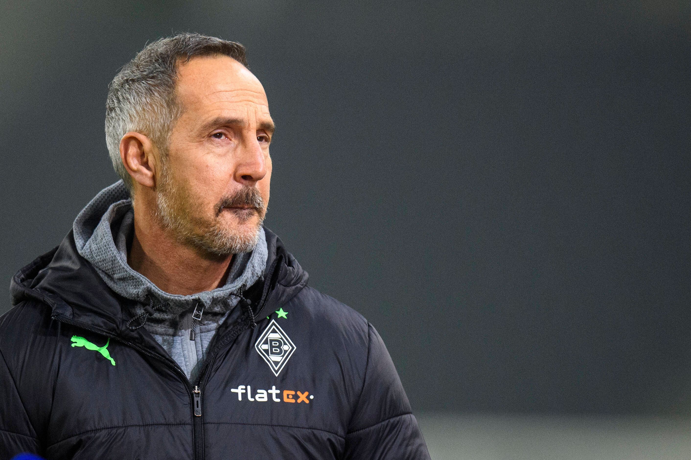 Gladbach-Trainer Adi Hütter am 15. Januar 2022 im Borussia-Park. Der Österreicher blickt auf das Spielfeld.
