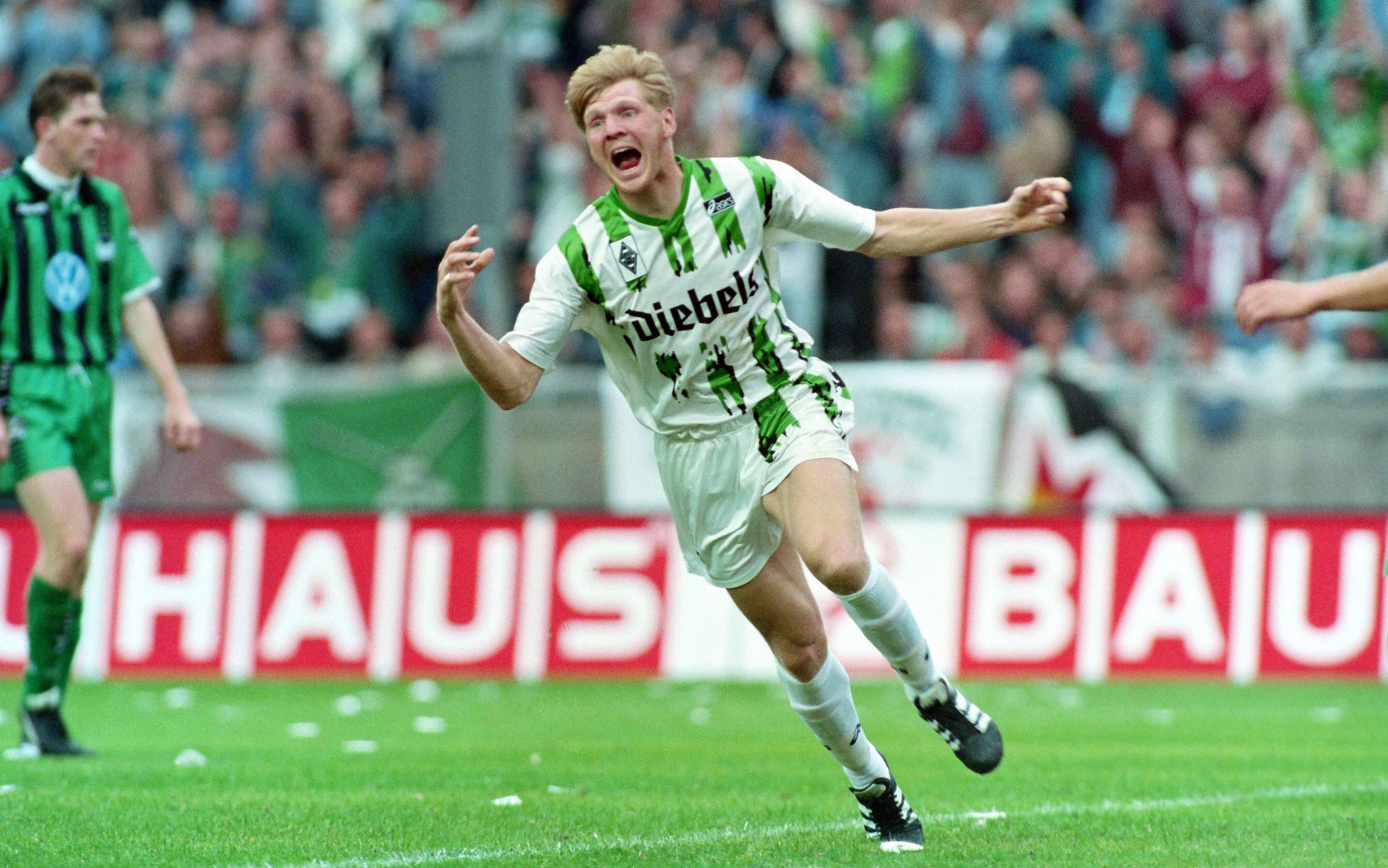 Stefan Effenberg jubelt im Olympiastadion über sein Tor gegen den VfL Wolfsburg