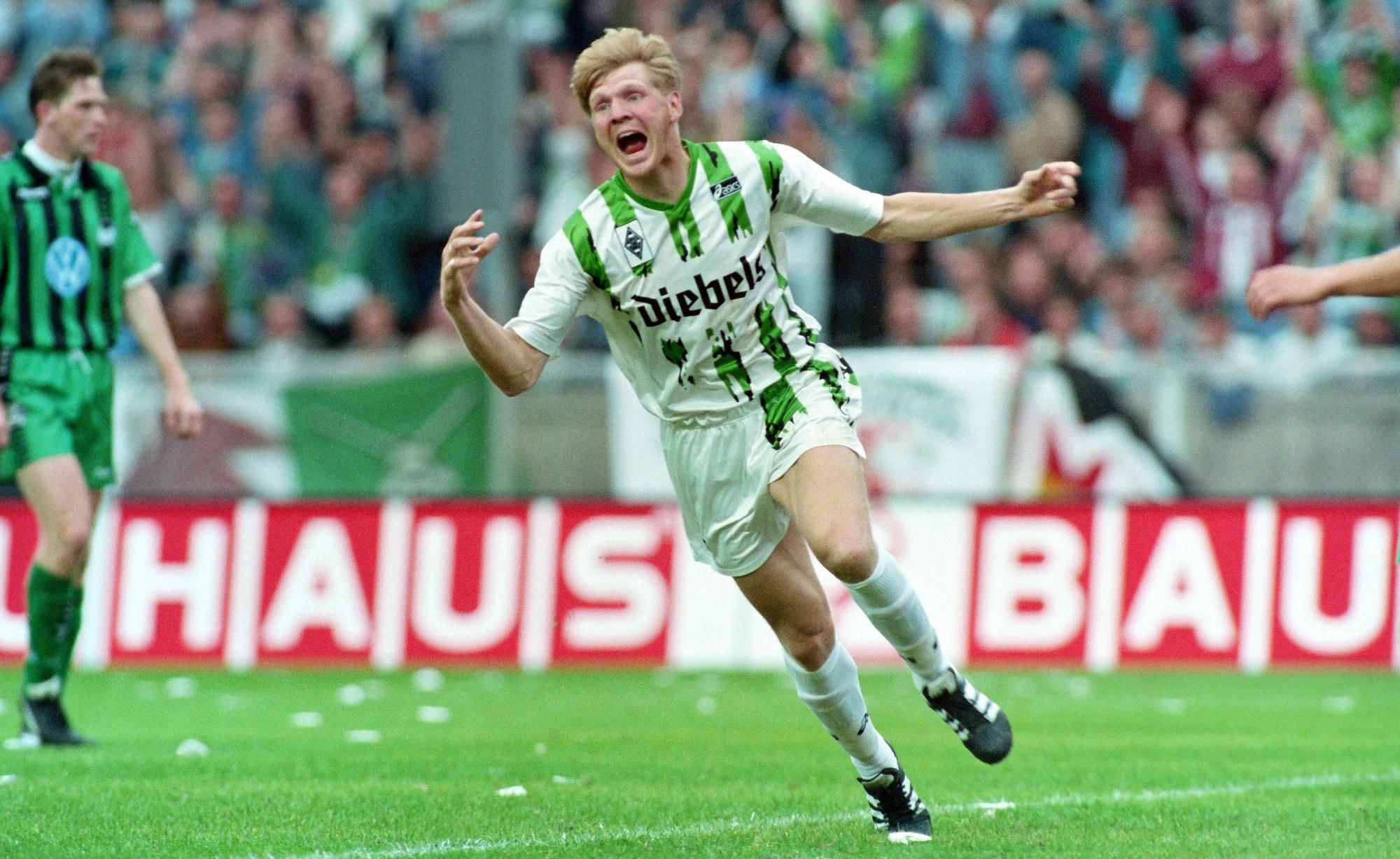 Riesen-Jubel beim „Tiger“: Stefan Effenberg hat am 24. Juni 1995 mit Borussia Mönchengladbach den DFB-Pokal gewonnen. Beim 3:0 gegen den VfL Wolfsburg erzielte er den Treffer zum 2:0. Effenberg hebt die Arme zum Jubel.