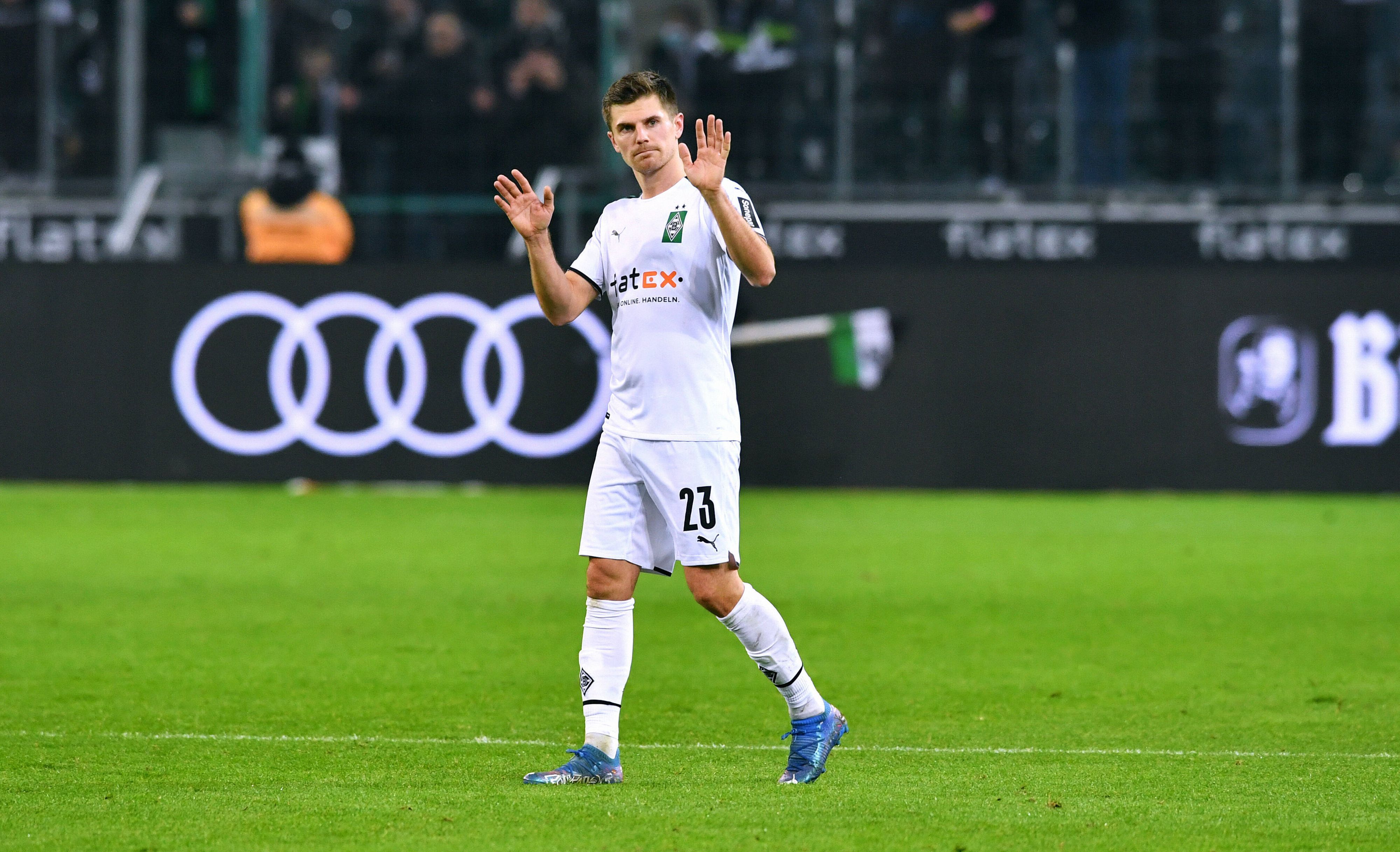 Nationalspieler Jonas Hofmann von Borussia Mönchengladbach macht nach seiner Knieverletzung weiter Fortschritte und steht vor einem Comeback. Auf diesem Foto ist Hofmann am 5. Dezember 2021 im Borussia-Park zu sehen. Hofmann winkt den Zuschauern zu.