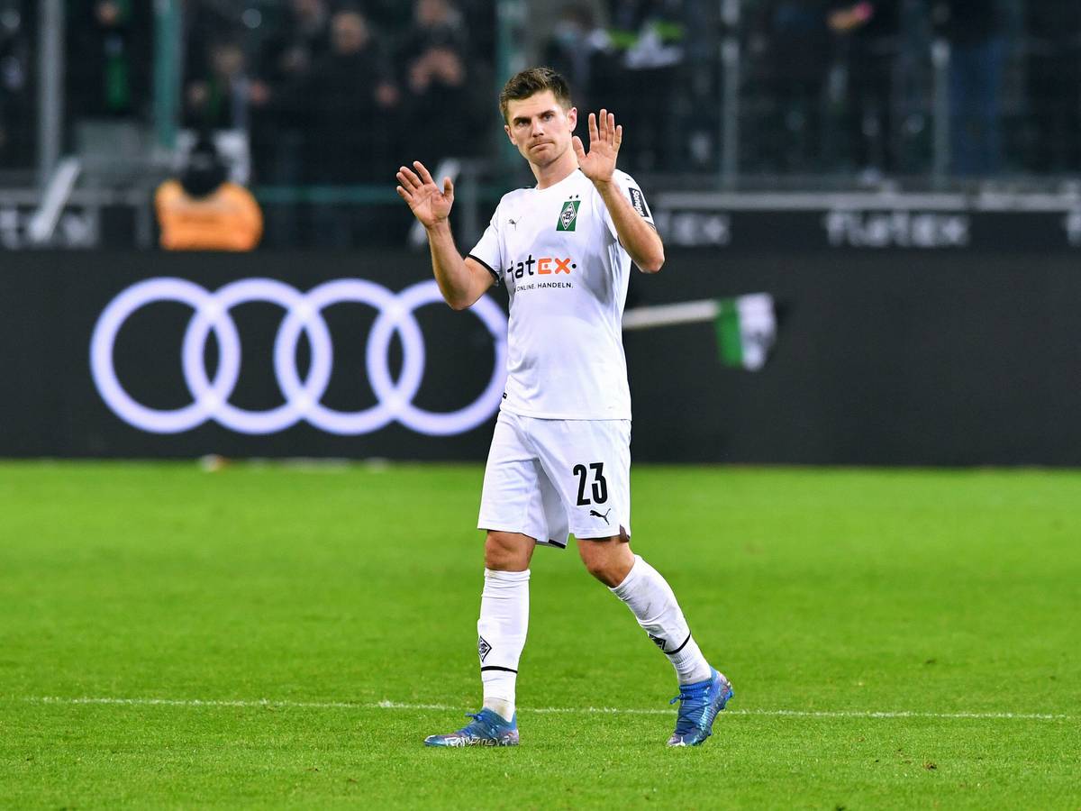 Nationalspieler Jonas Hofmann von Borussia Mönchengladbach macht nach seiner Knieverletzung weiter Fortschritte und steht vor einem Comeback. Auf diesem Foto ist Hofmann am 5. Dezember 2021 im Borussia-Park zu sehen. Hofmann winkt den Zuschauern zu.