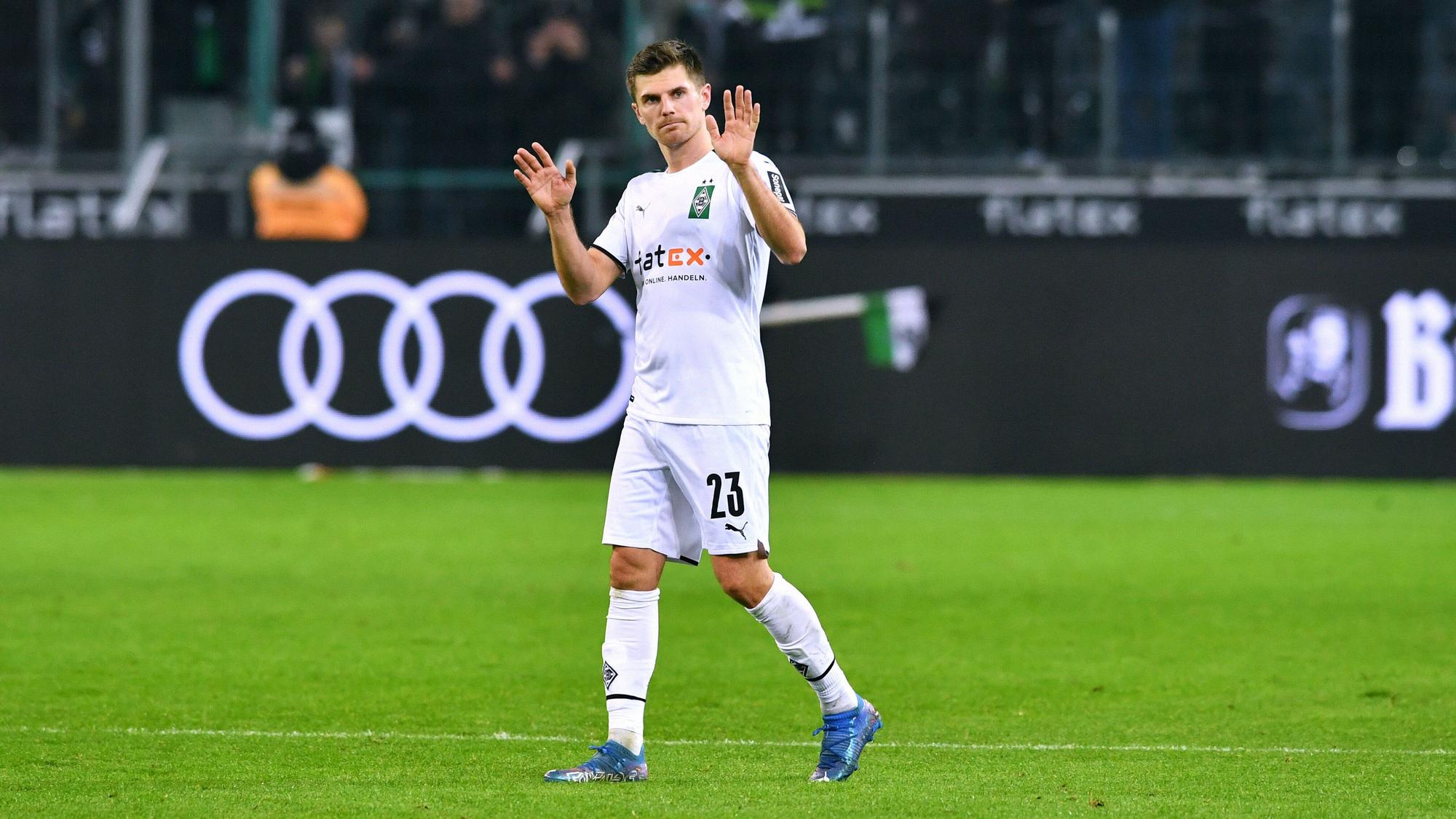 Nationalspieler Jonas Hofmann von Borussia Mönchengladbach macht nach seiner Knieverletzung weiter Fortschritte und steht vor einem Comeback. Auf diesem Foto ist Hofmann am 5. Dezember 2021 im Borussia-Park zu sehen. Hofmann winkt den Zuschauern zu.
