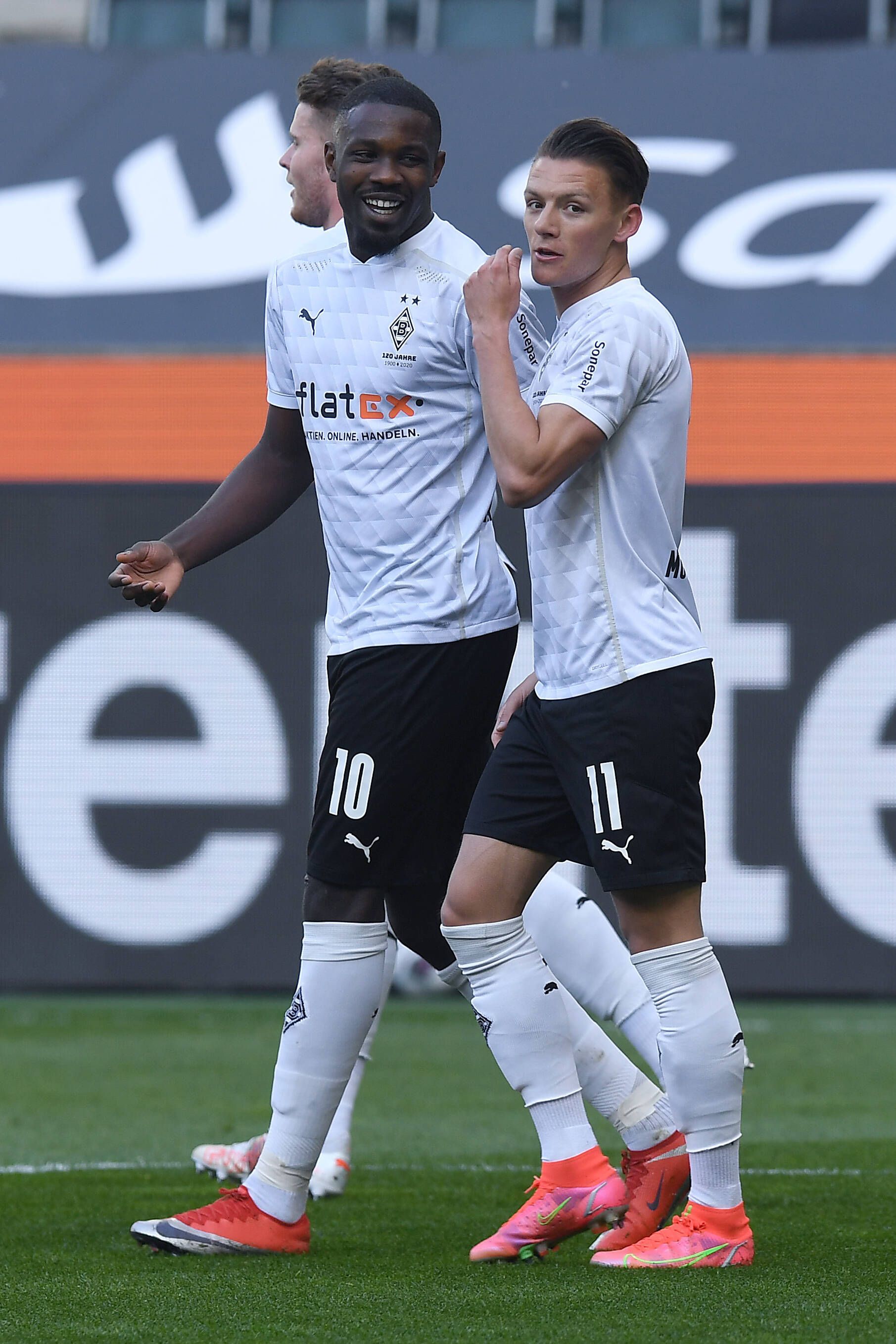 Fußball 1. Bundesliga 31. Spieltag Borussia Mönchengladbach - Arminia Bielefeld am 25.04.2021 im Borussia-Park in Mönchengladbach Torjubel zum 2:0 durch Marcus Thuram  Mönchengladbach , links - Hannes Wolf  Mönchengladbach ,