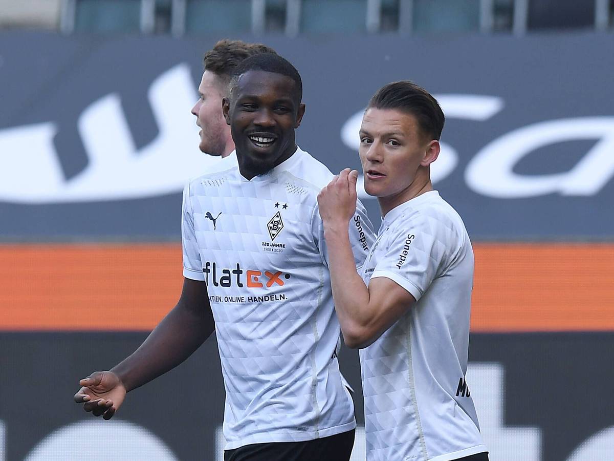 Fußball 1. Bundesliga 31. Spieltag Borussia Mönchengladbach - Arminia Bielefeld am 25.04.2021 im Borussia-Park in Mönchengladbach Torjubel zum 2:0 durch Marcus Thuram Mönchengladbach , links - Hannes Wolf Mönchengladbach ,
