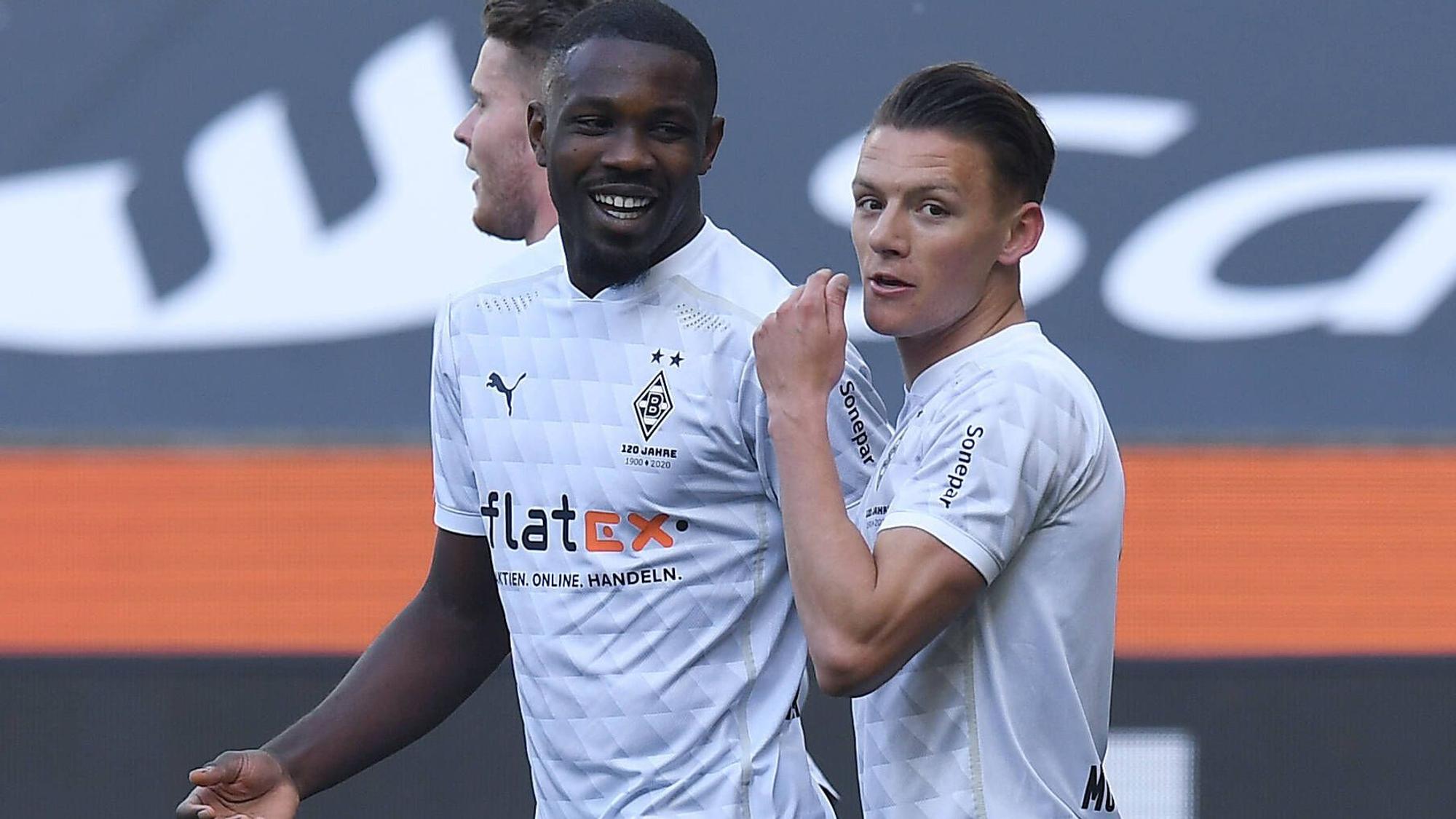 Fußball 1. Bundesliga 31. Spieltag Borussia Mönchengladbach - Arminia Bielefeld am 25.04.2021 im Borussia-Park in Mönchengladbach Torjubel zum 2:0 durch Marcus Thuram Mönchengladbach , links - Hannes Wolf Mönchengladbach ,