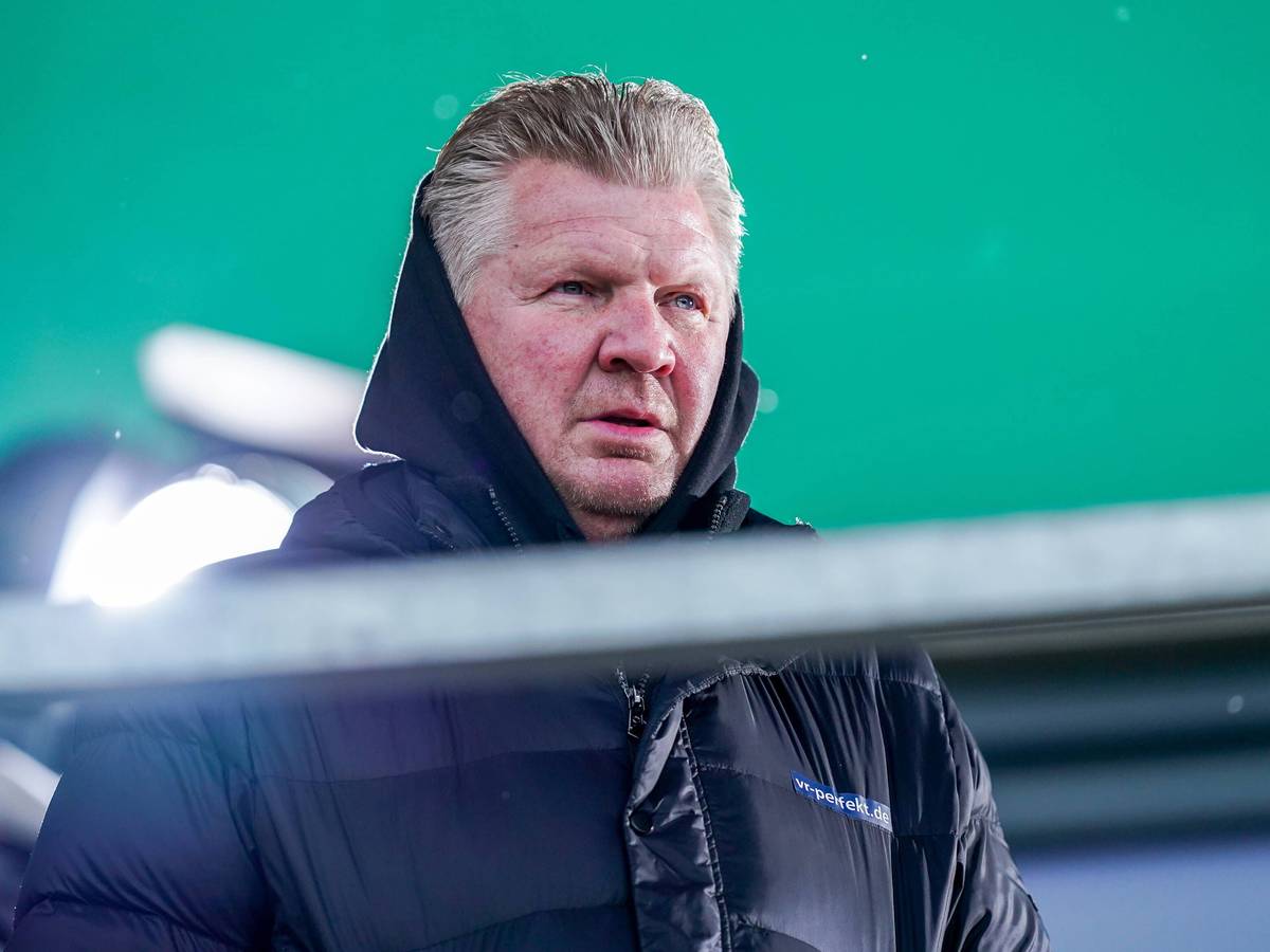 Stefan Effenberg im Stadion von Jahn Regensburg